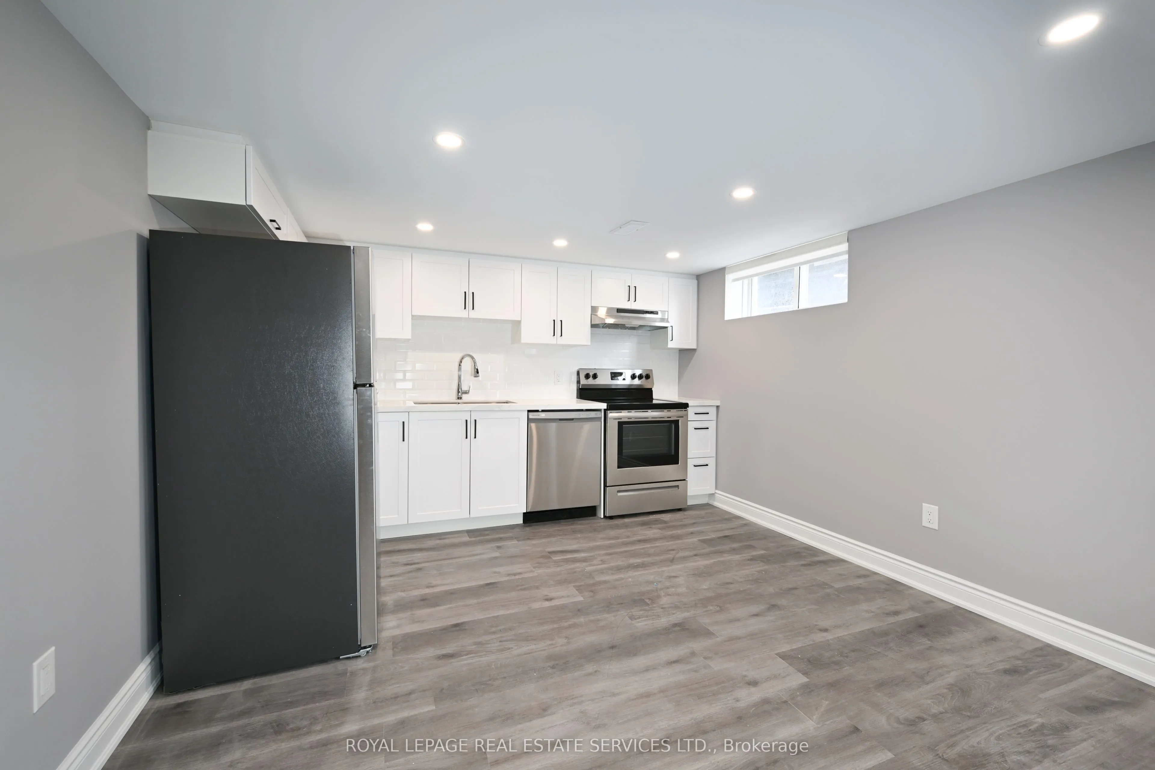 1295 Pinegrove Road, #Lower