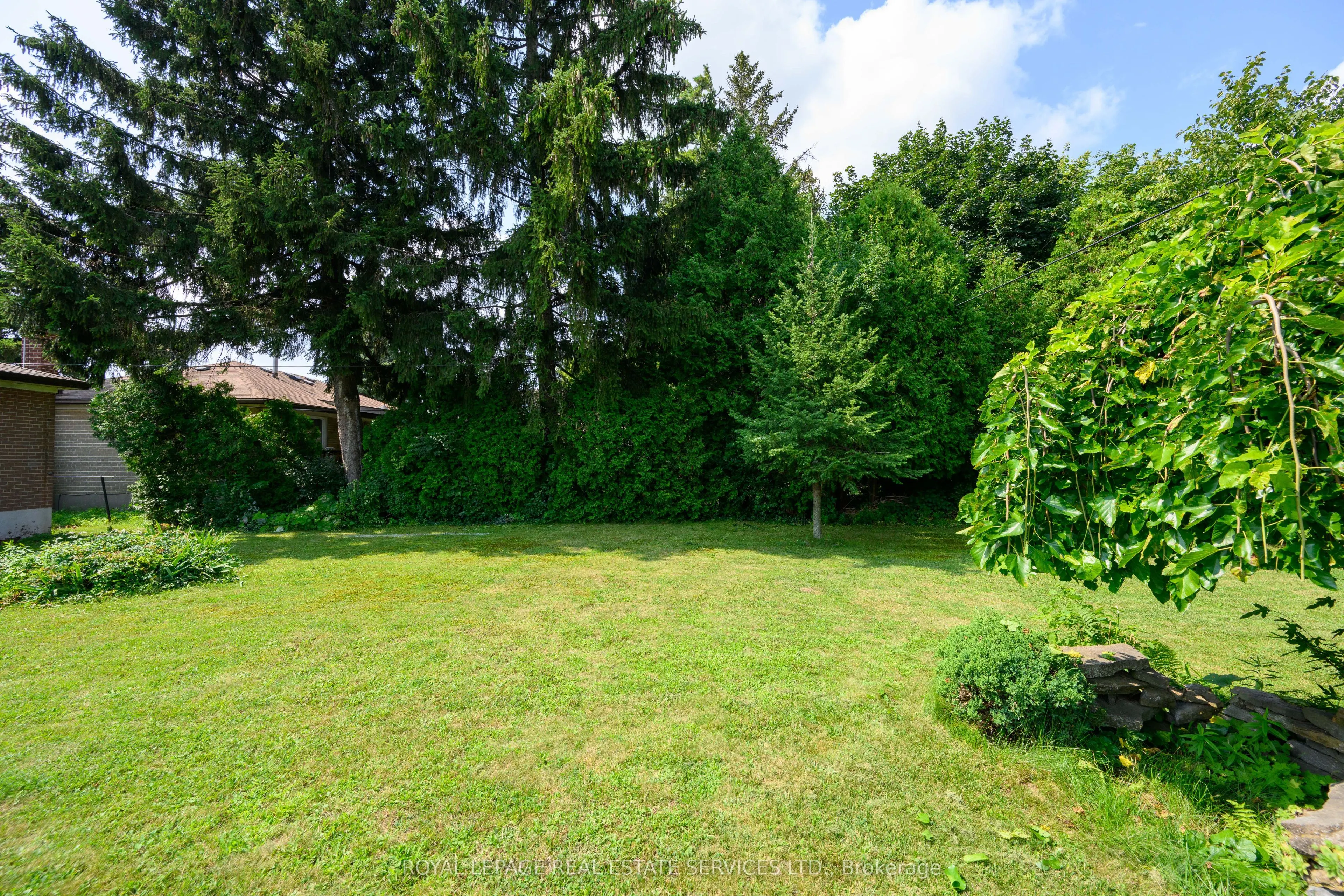 1295 Pinegrove Road, #Lower