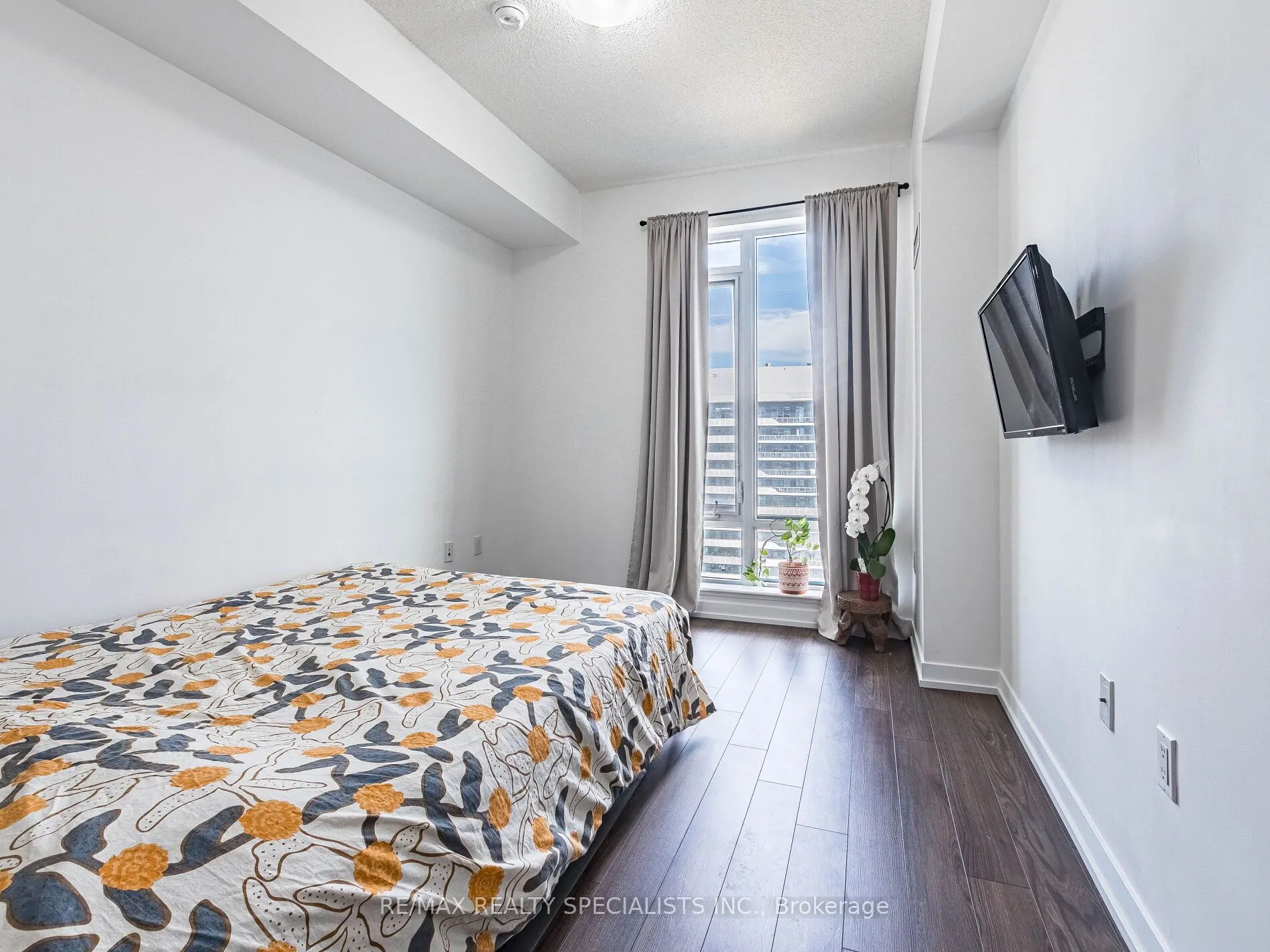 2560 Eglinton Avenue W, #1902