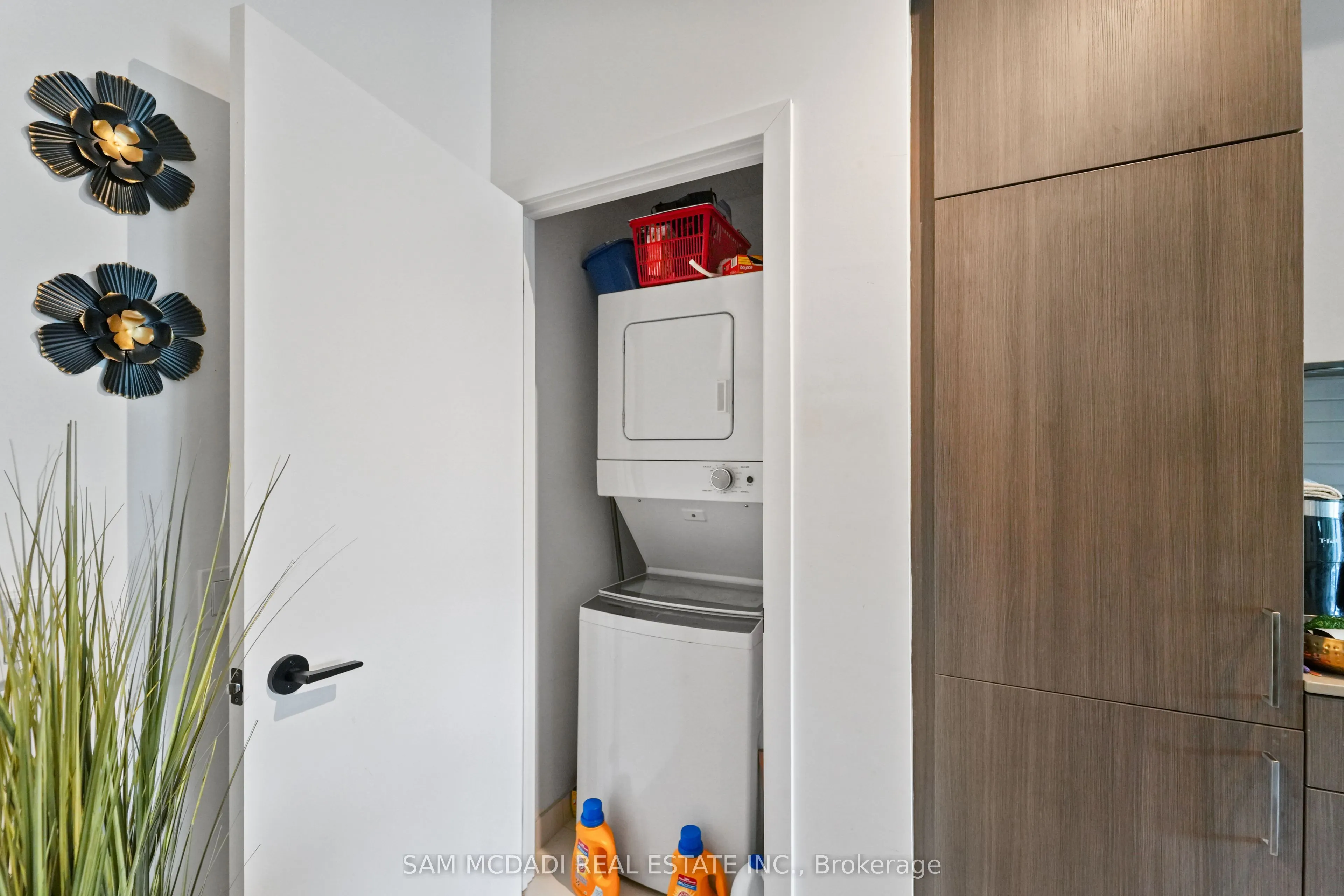 215 Lakeshore Road W, #212