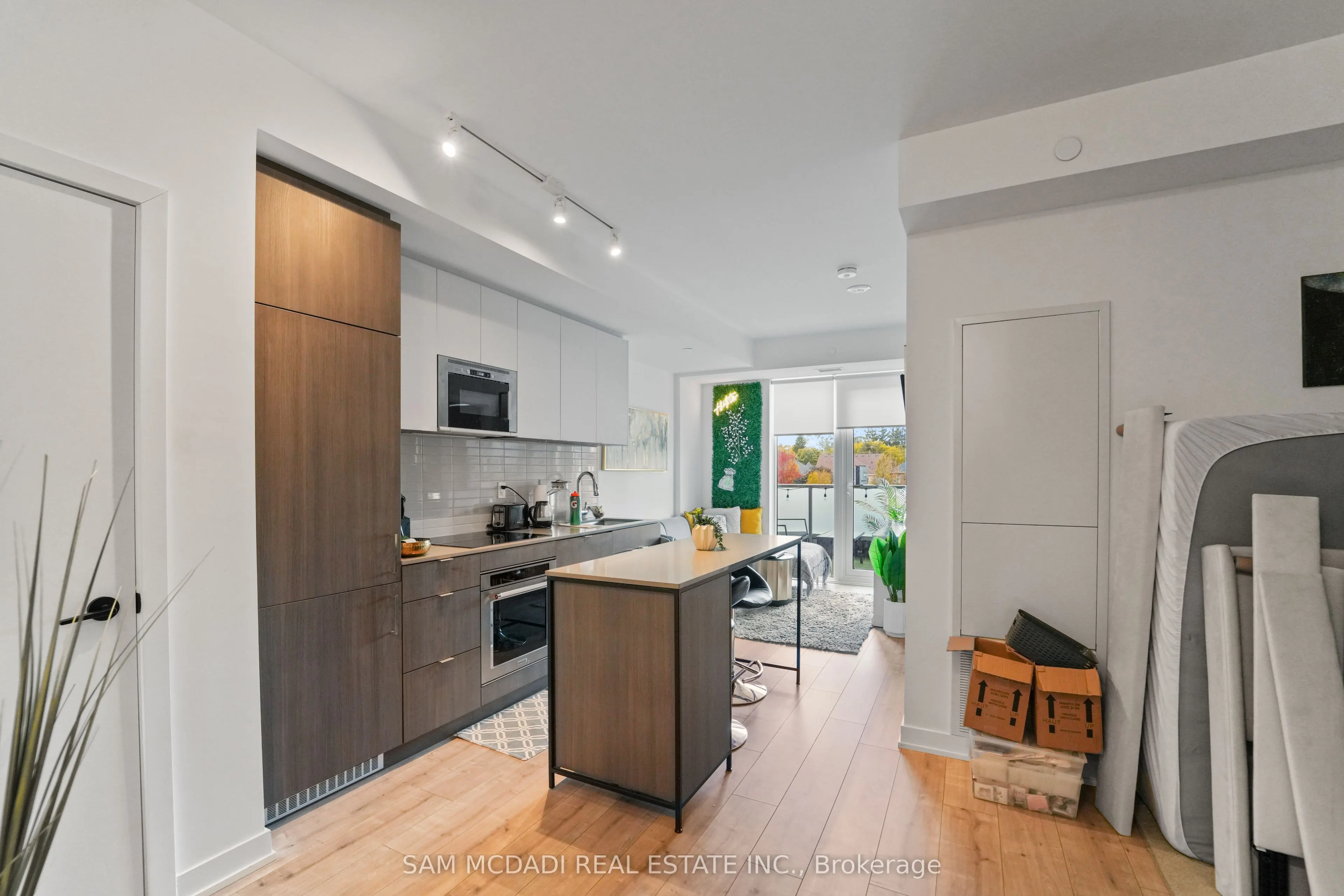 215 Lakeshore Road W, #212