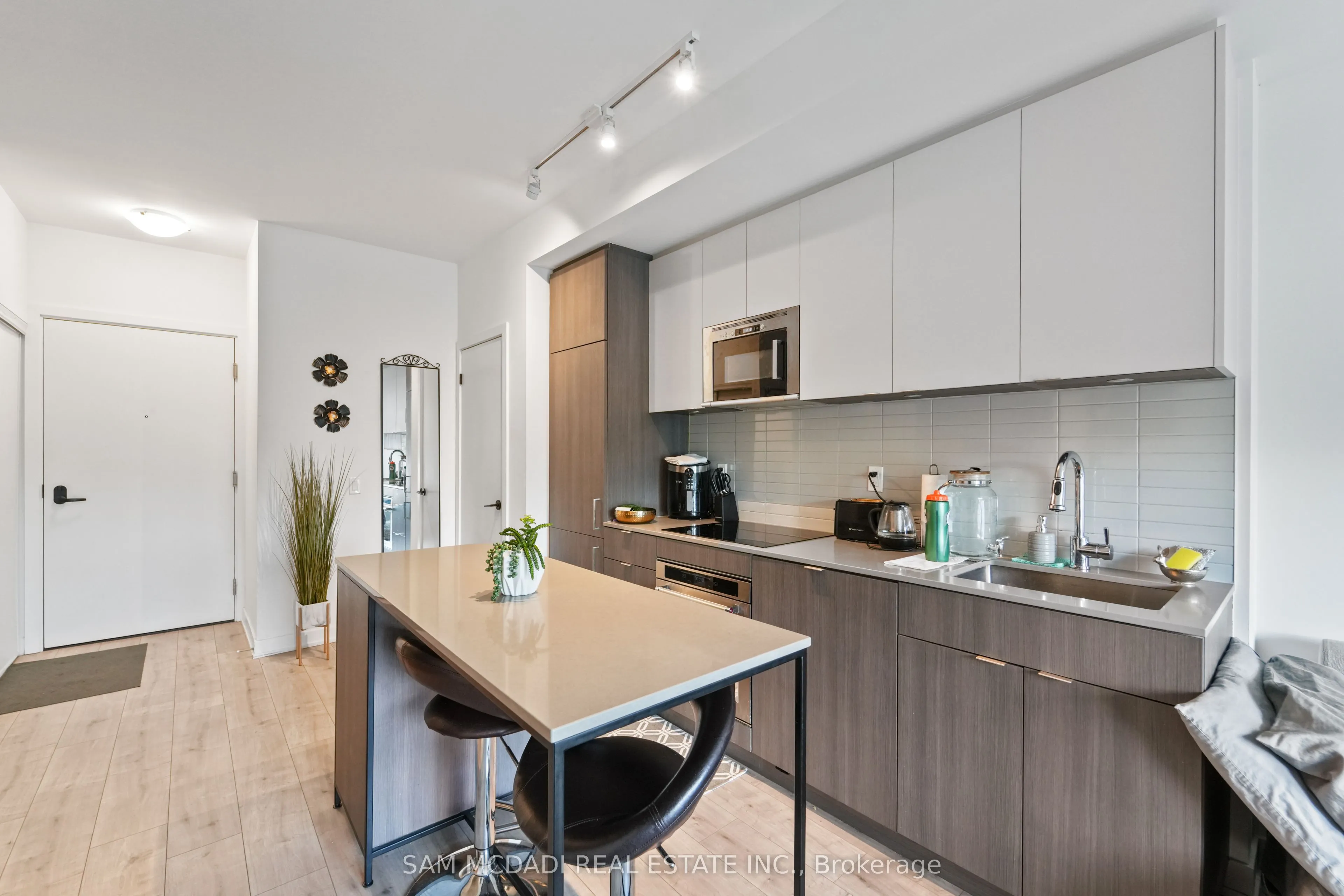 215 Lakeshore Road W, #212