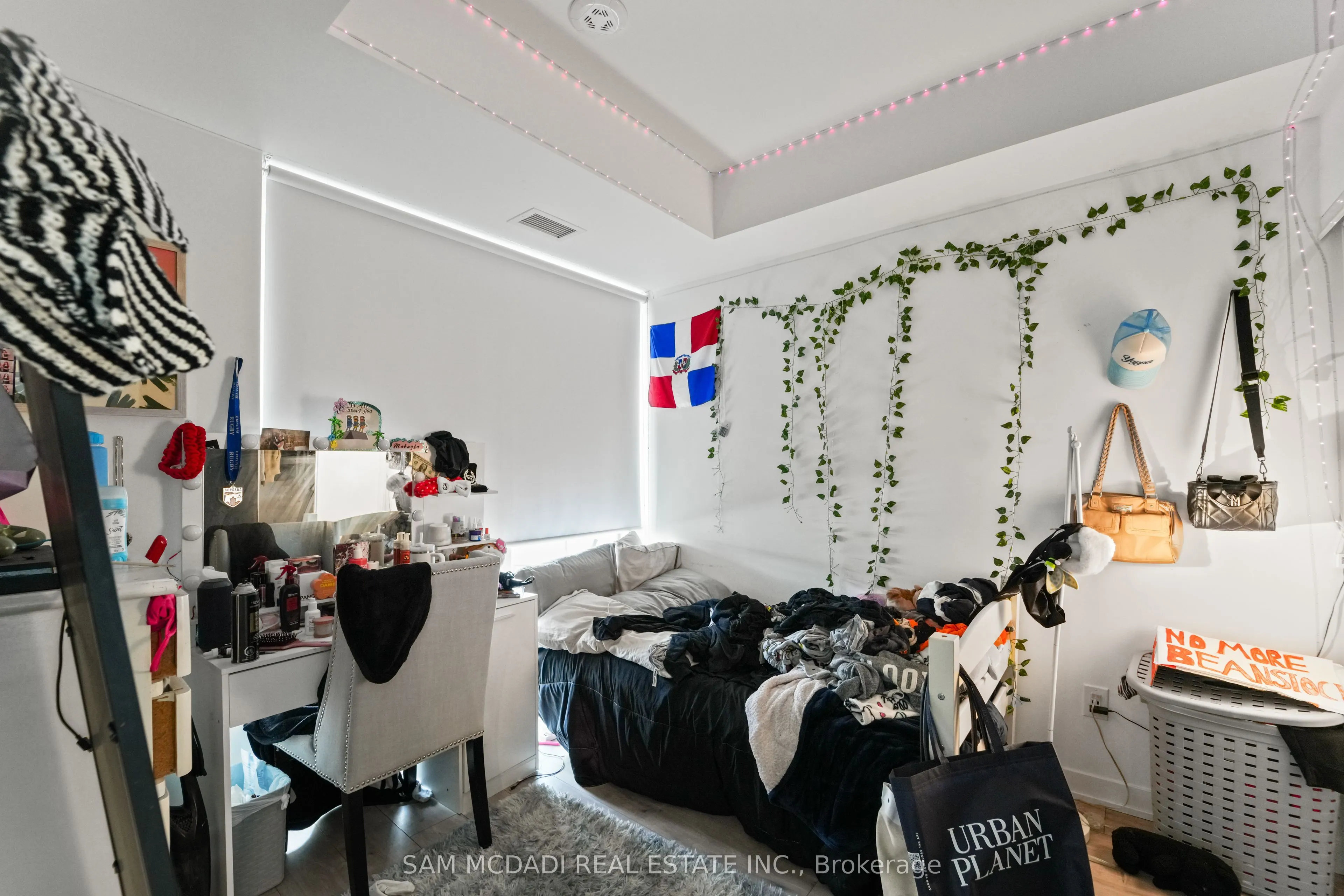 215 Lakeshore Road W, #212