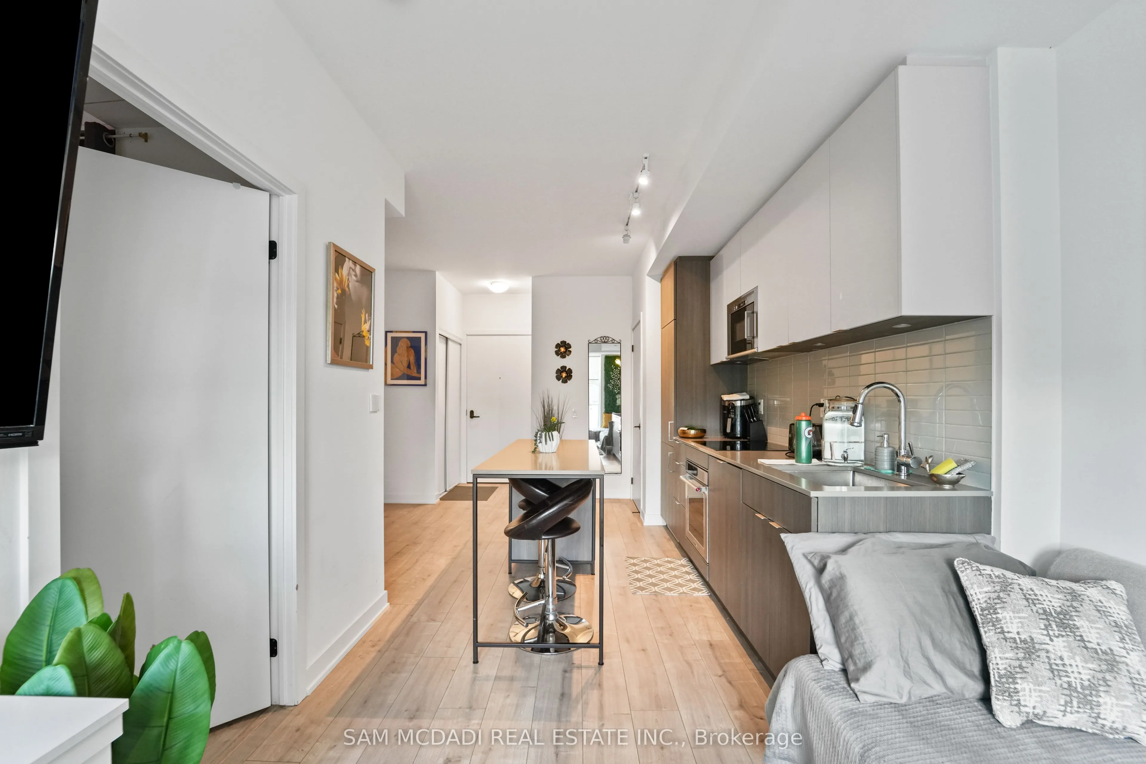 215 Lakeshore Road W, #212