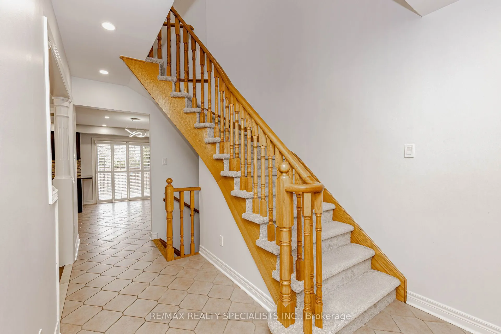 5686 WHITEHORN Avenue