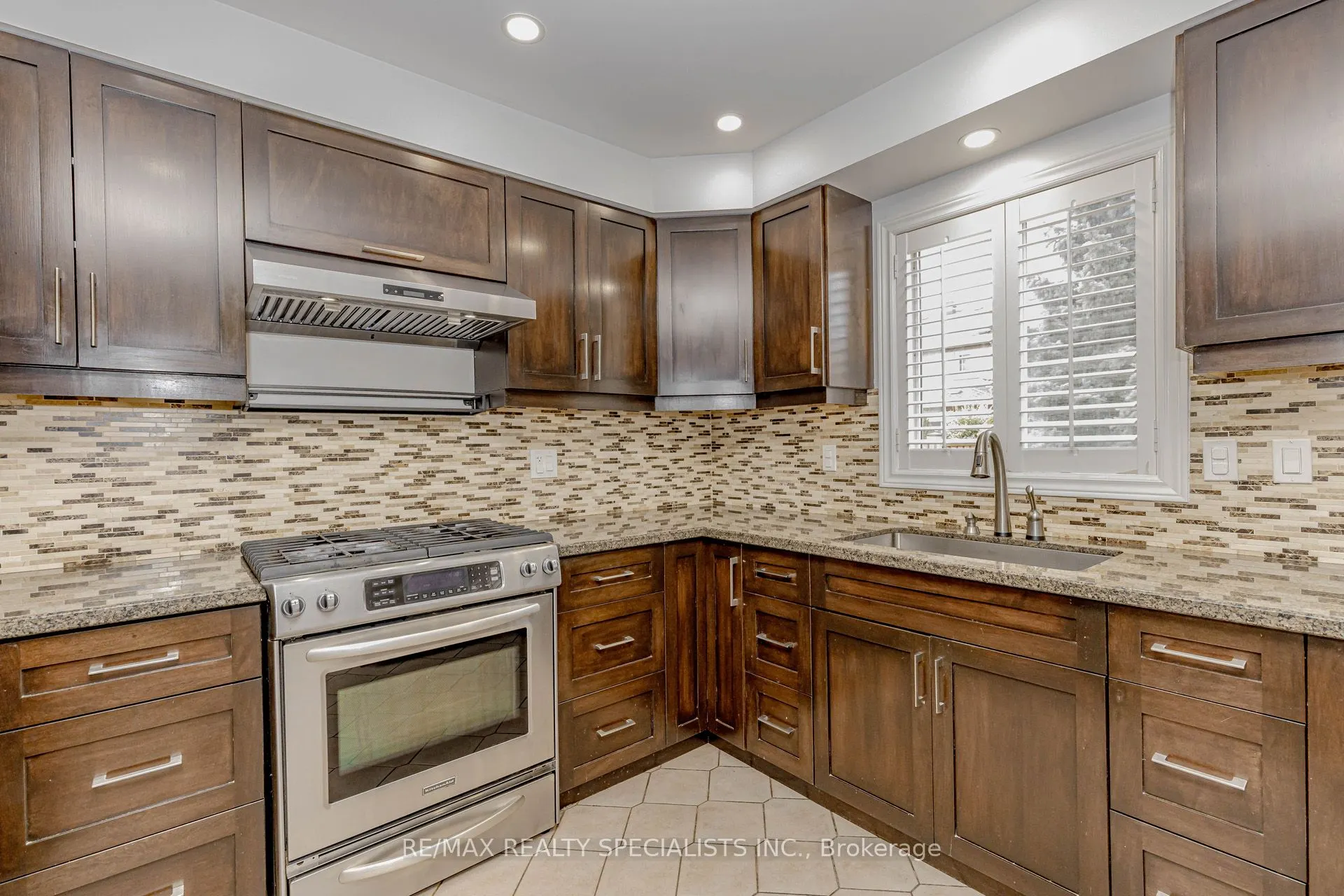 5686 WHITEHORN Avenue