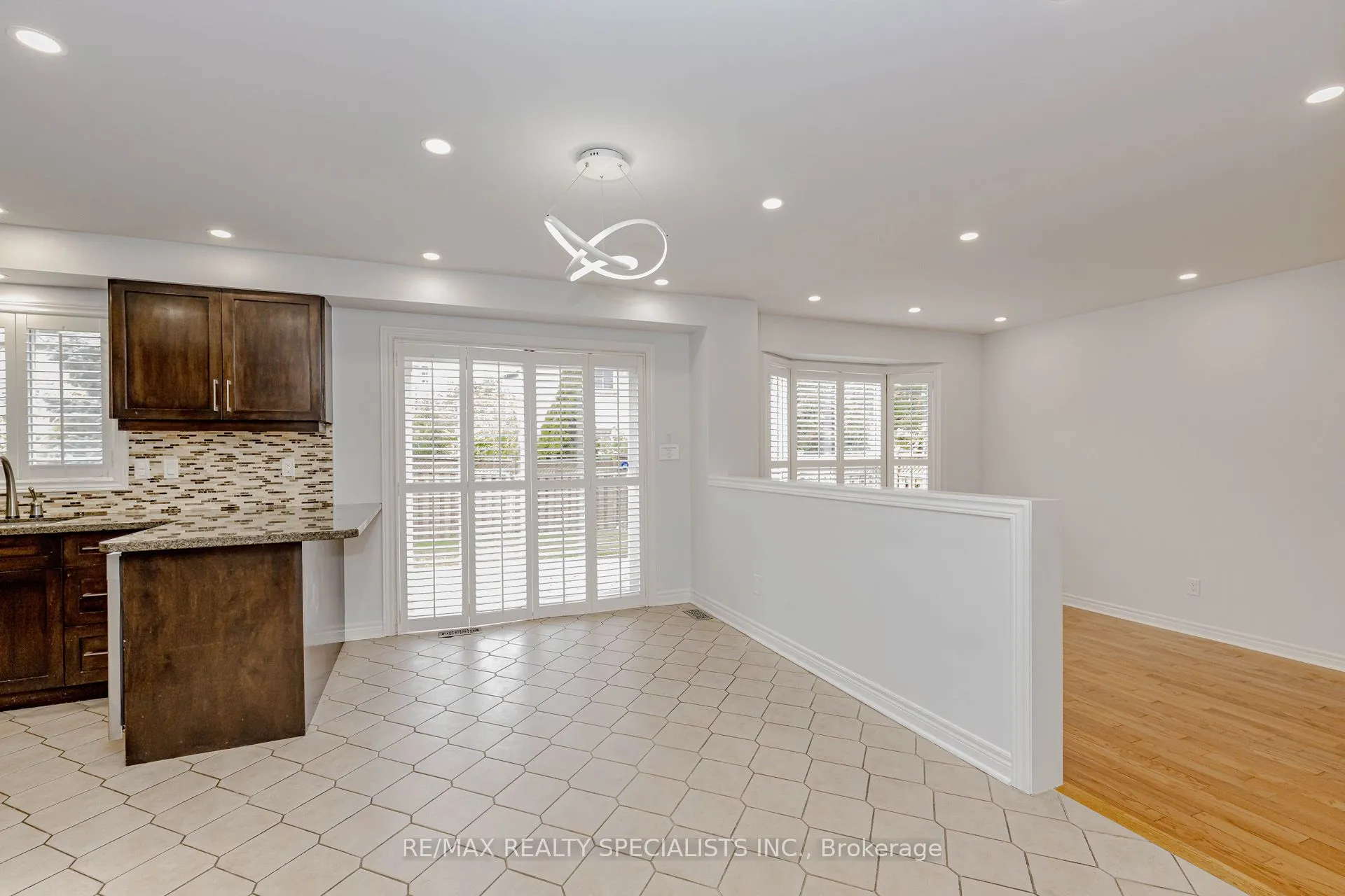 5686 WHITEHORN Avenue