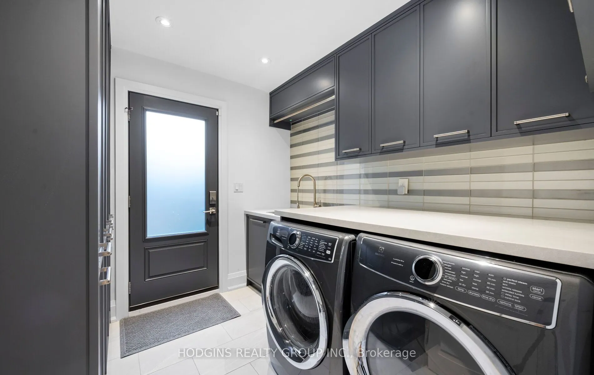 1726 Sherwood Forrest Circle