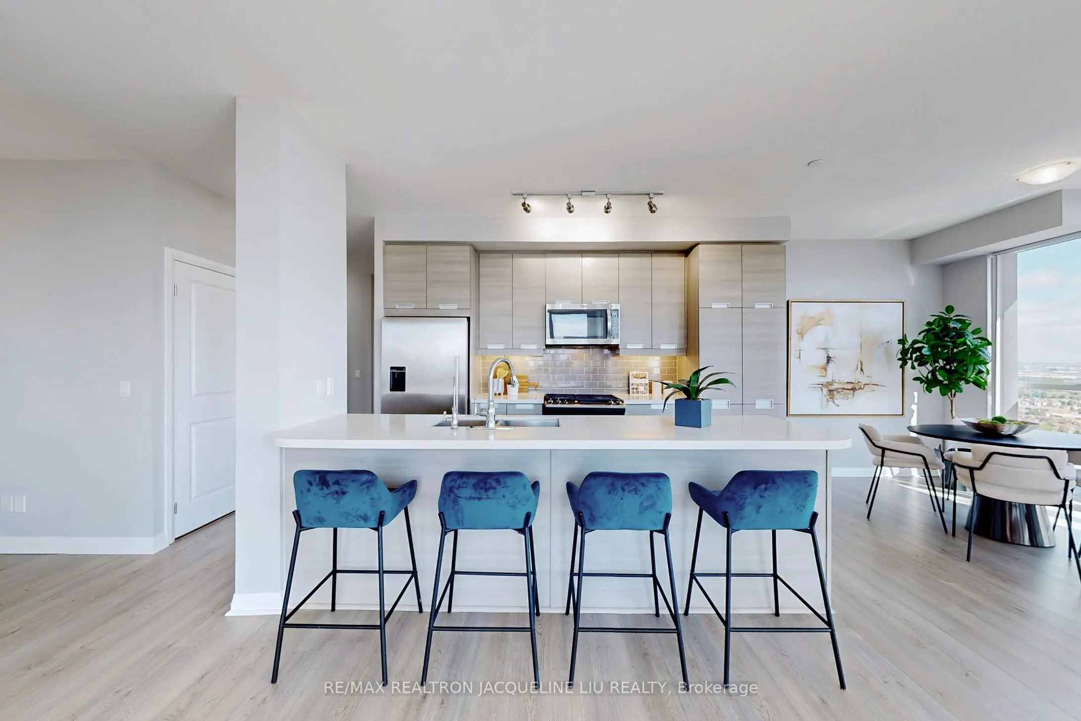 75 Eglinton Avenue W, #2801 Ph