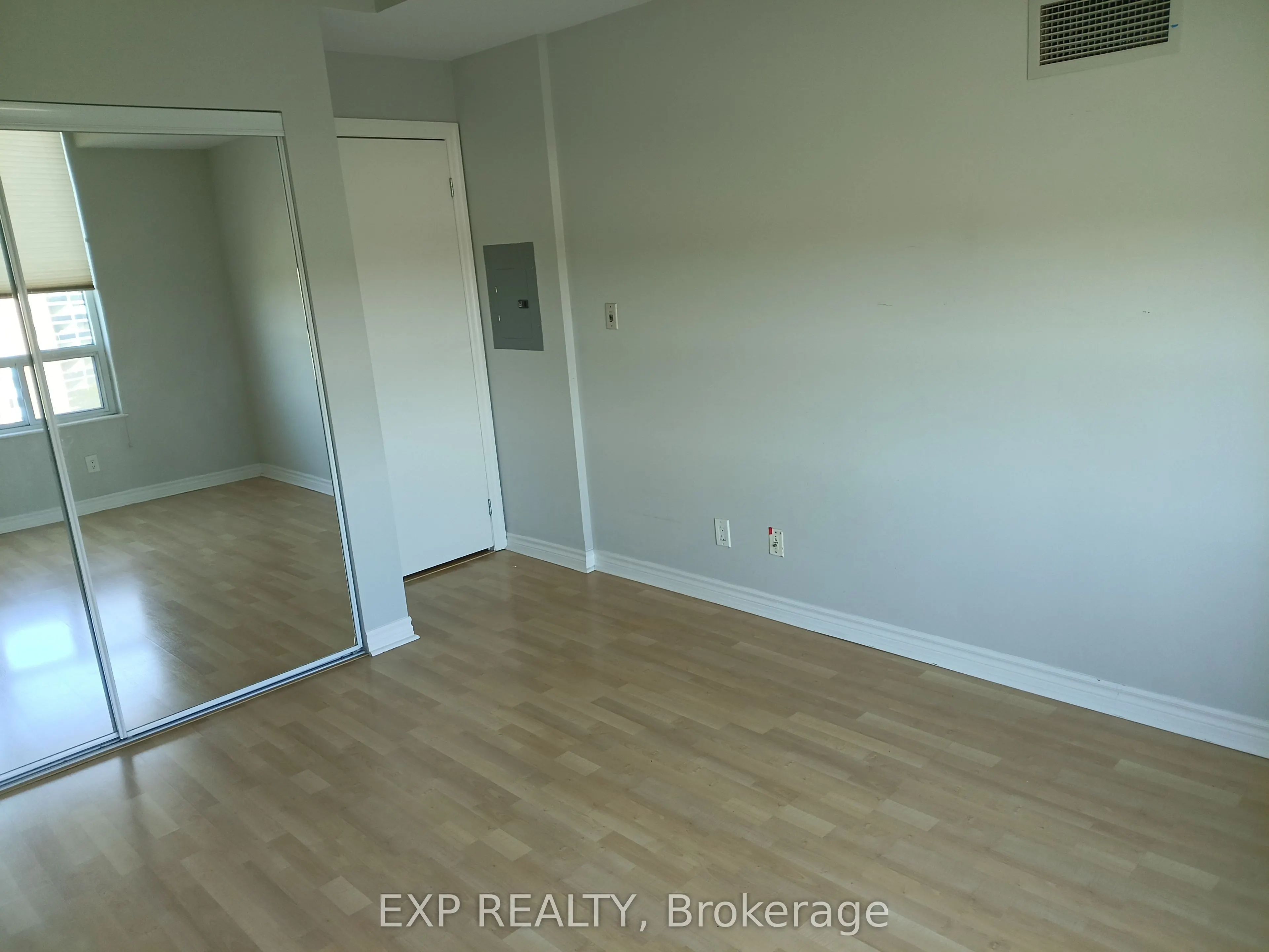 1359 Rathburn Road E, #904