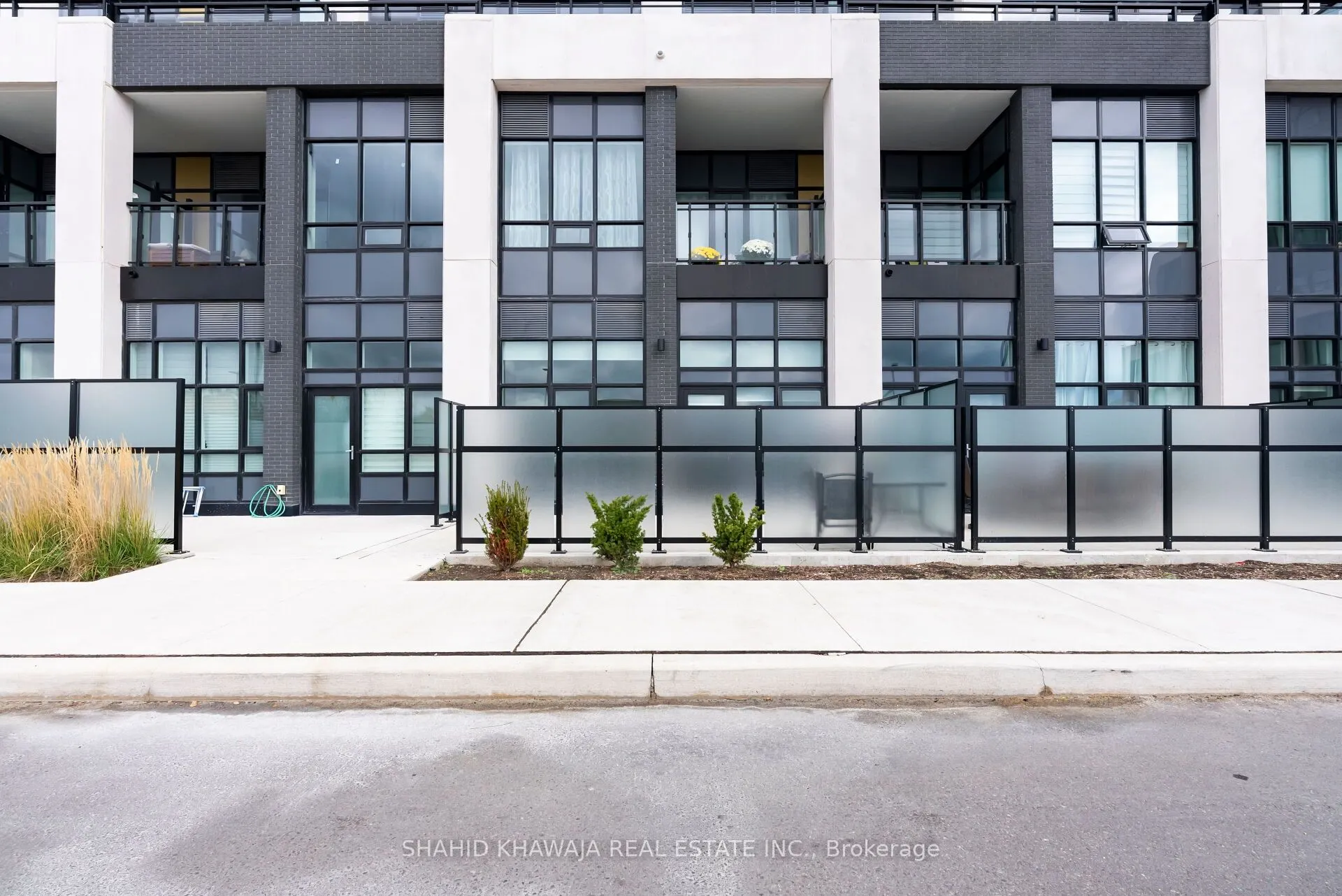 405 Dundas Street W, #104