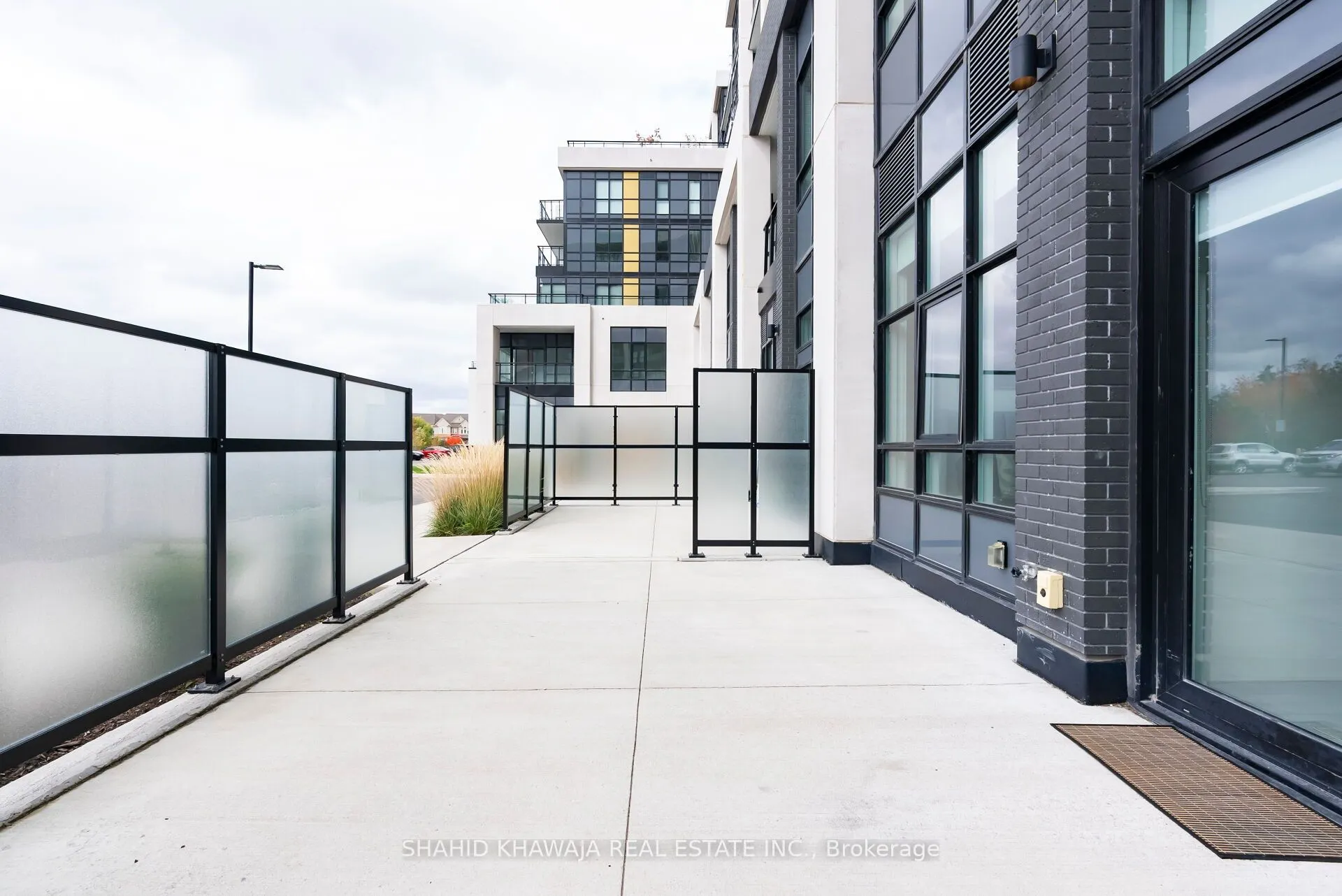 405 Dundas Street W, #104