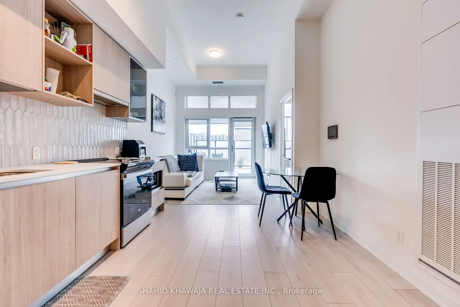 405 Dundas Street W, #104