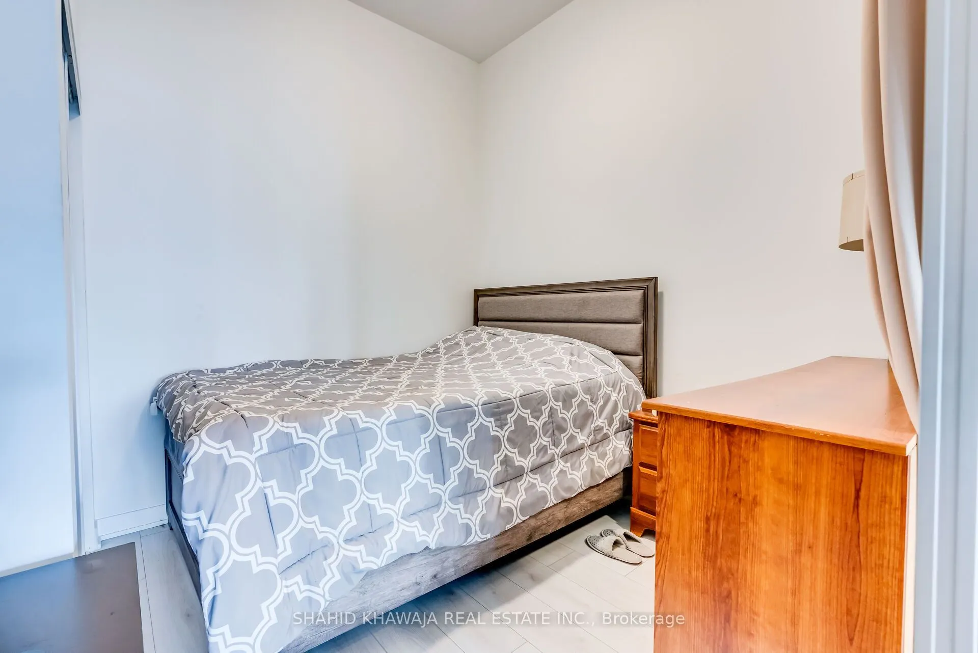 405 Dundas Street W, #104