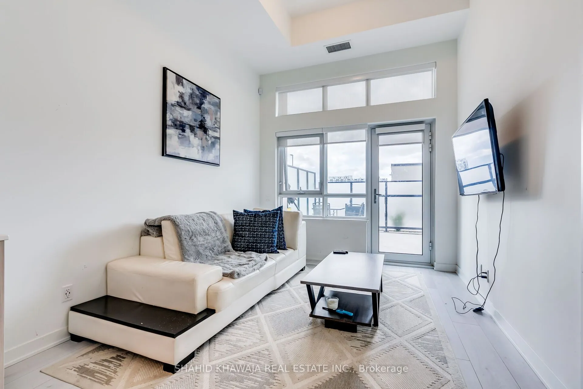 405 Dundas Street W, #104