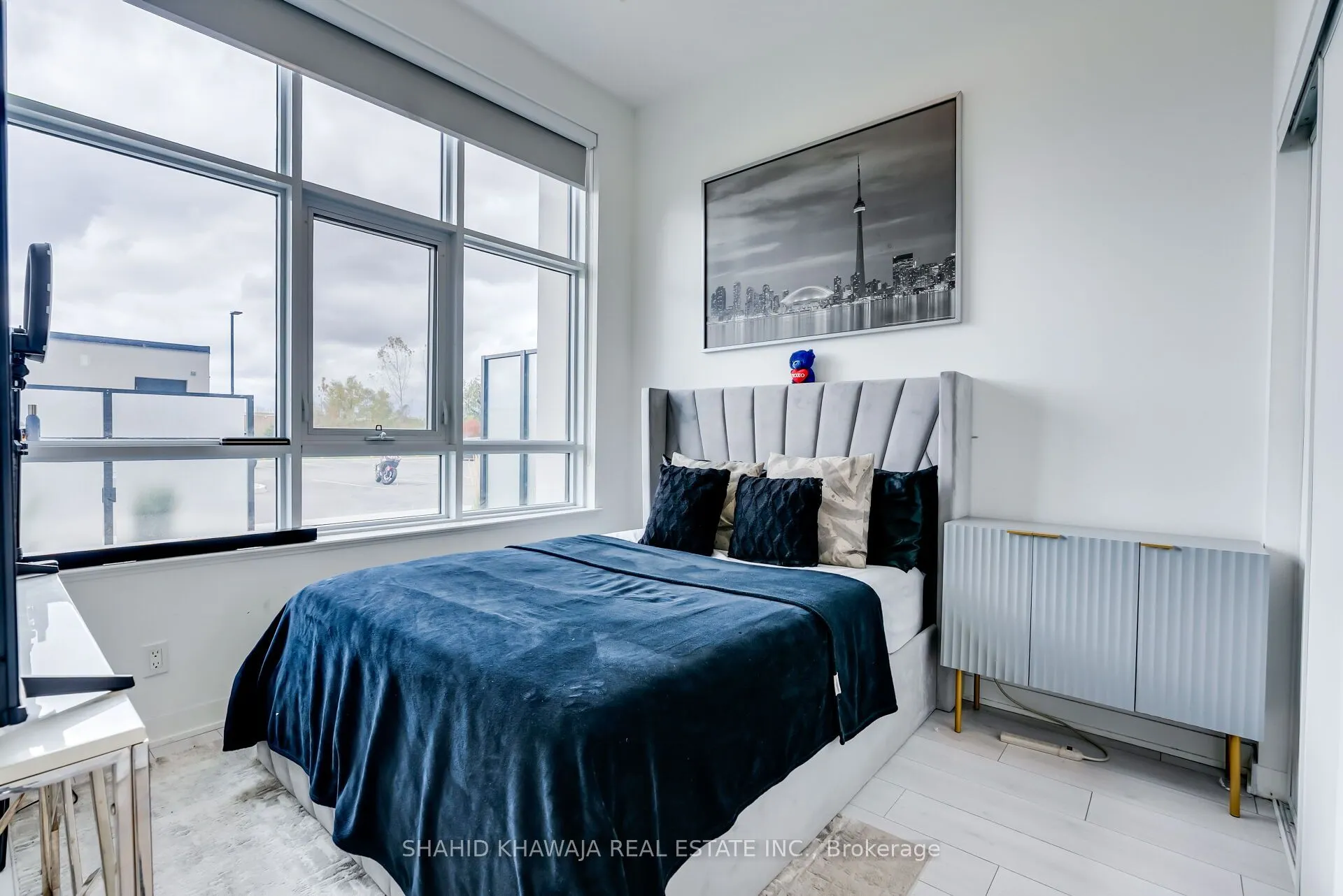 405 Dundas Street W, #104