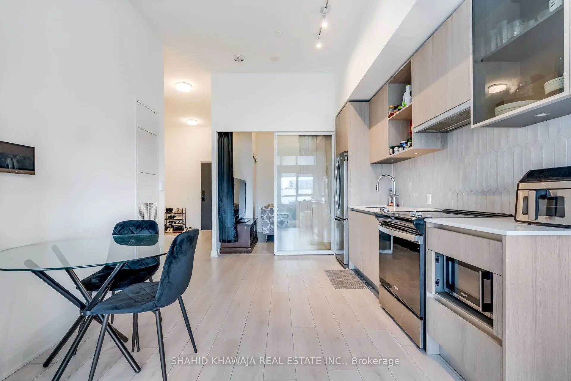 405 Dundas Street W, #104