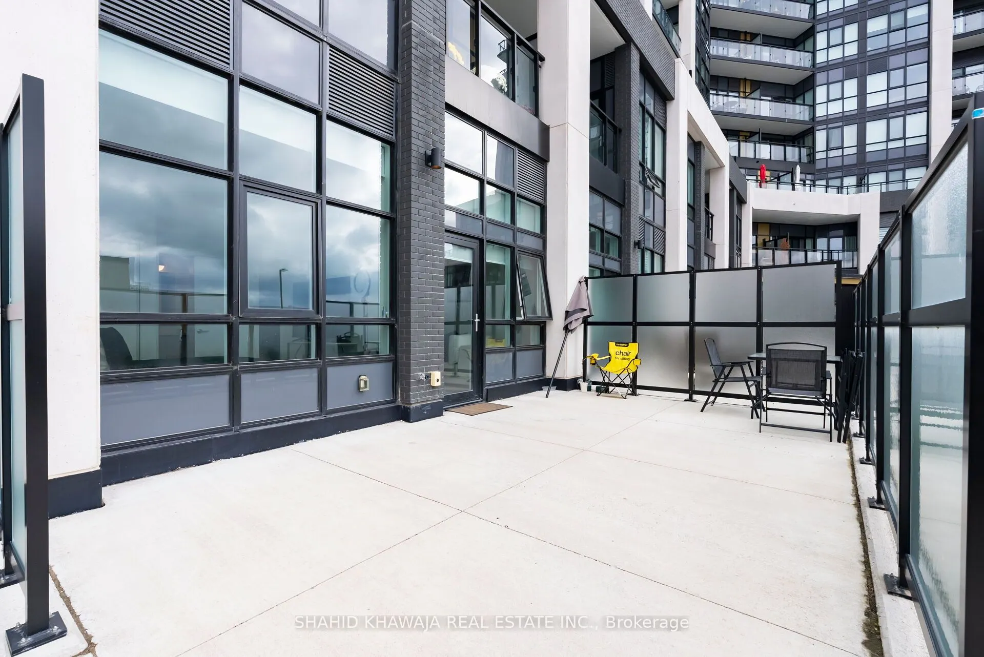 405 Dundas Street W, #104