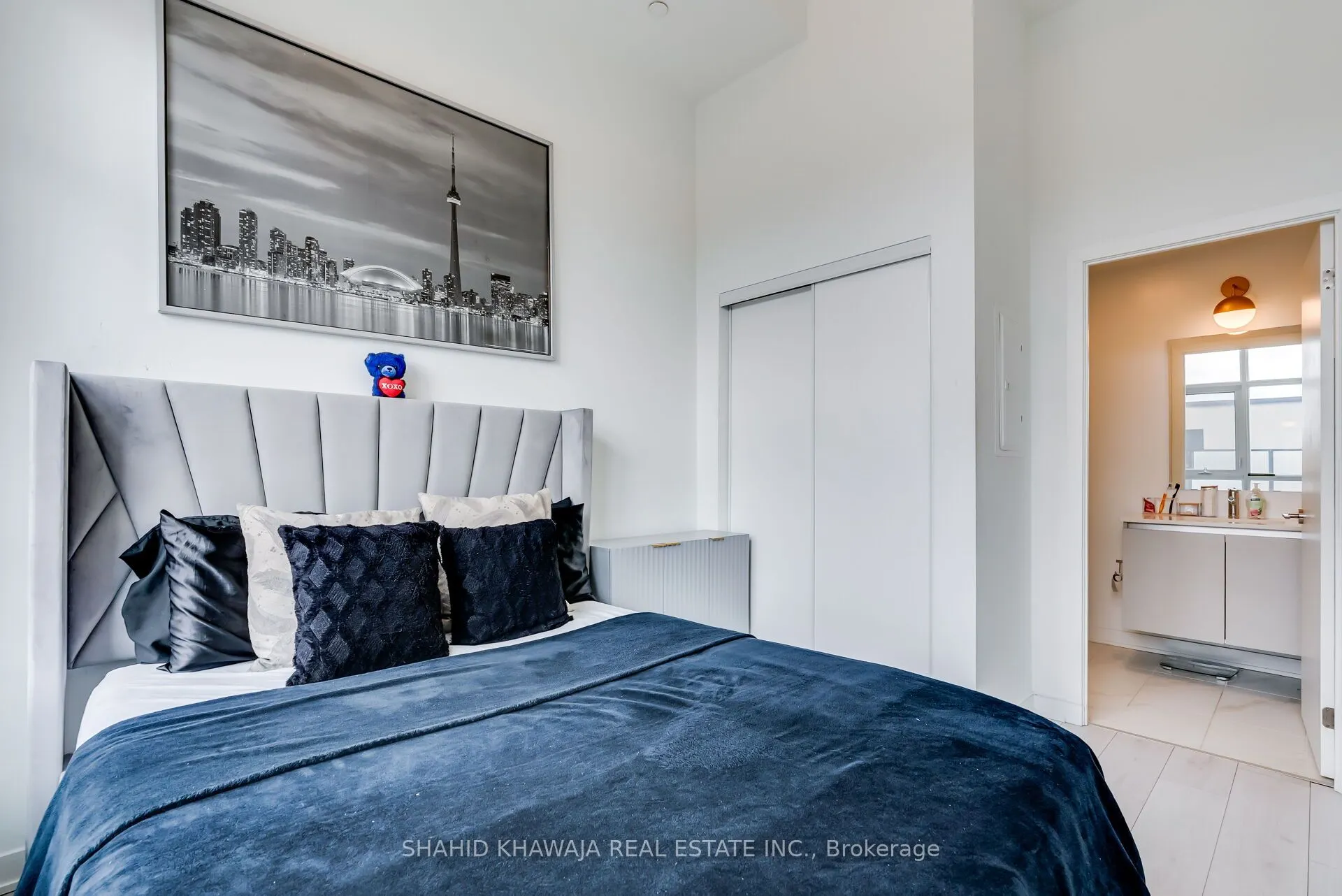 405 Dundas Street W, #104