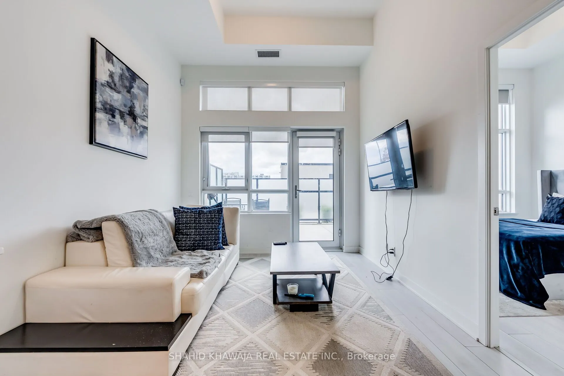 405 Dundas Street W, #104