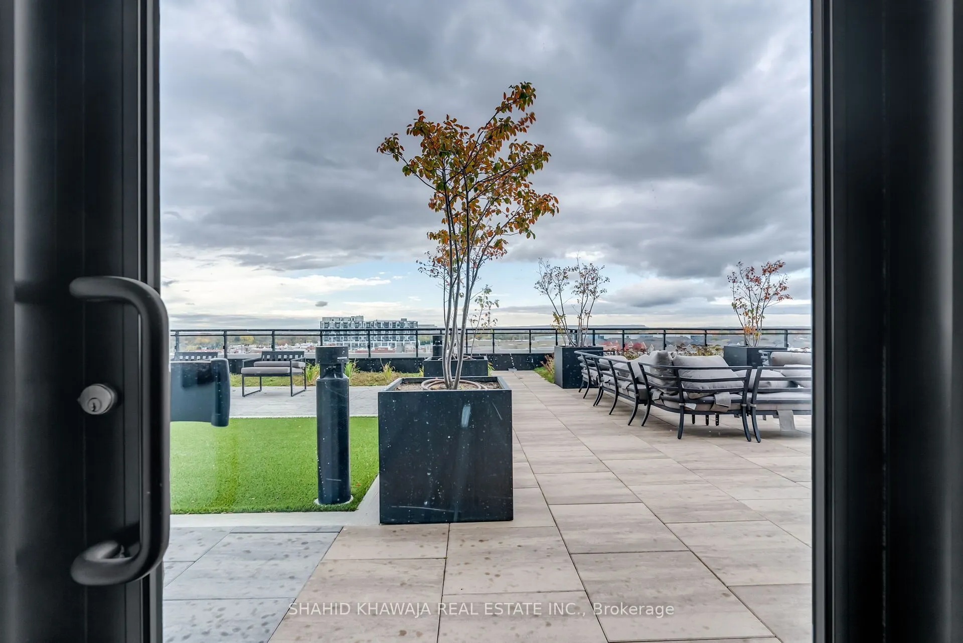 405 Dundas Street W, #104