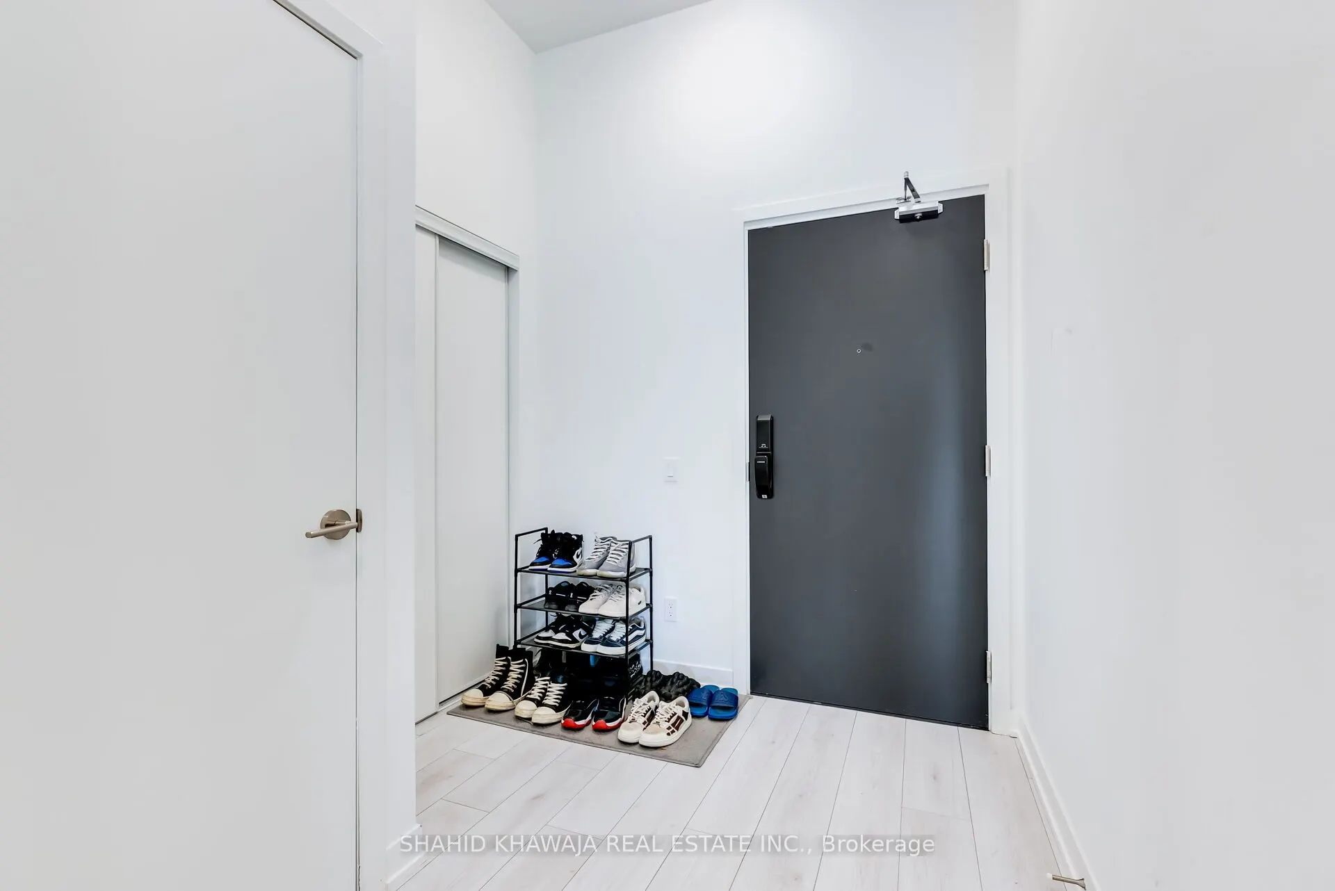 405 Dundas Street W, #104