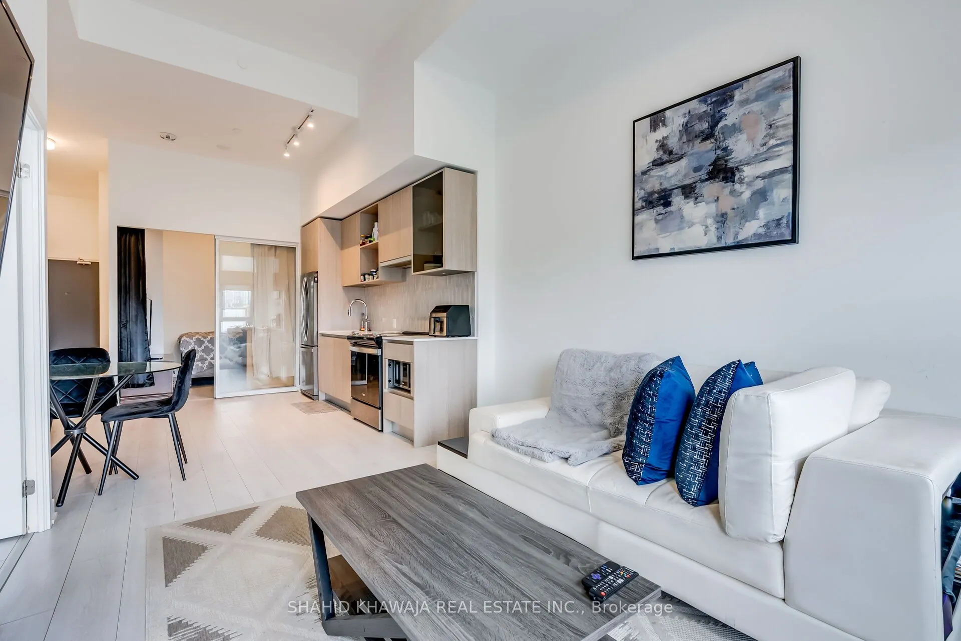 405 Dundas Street W, #104