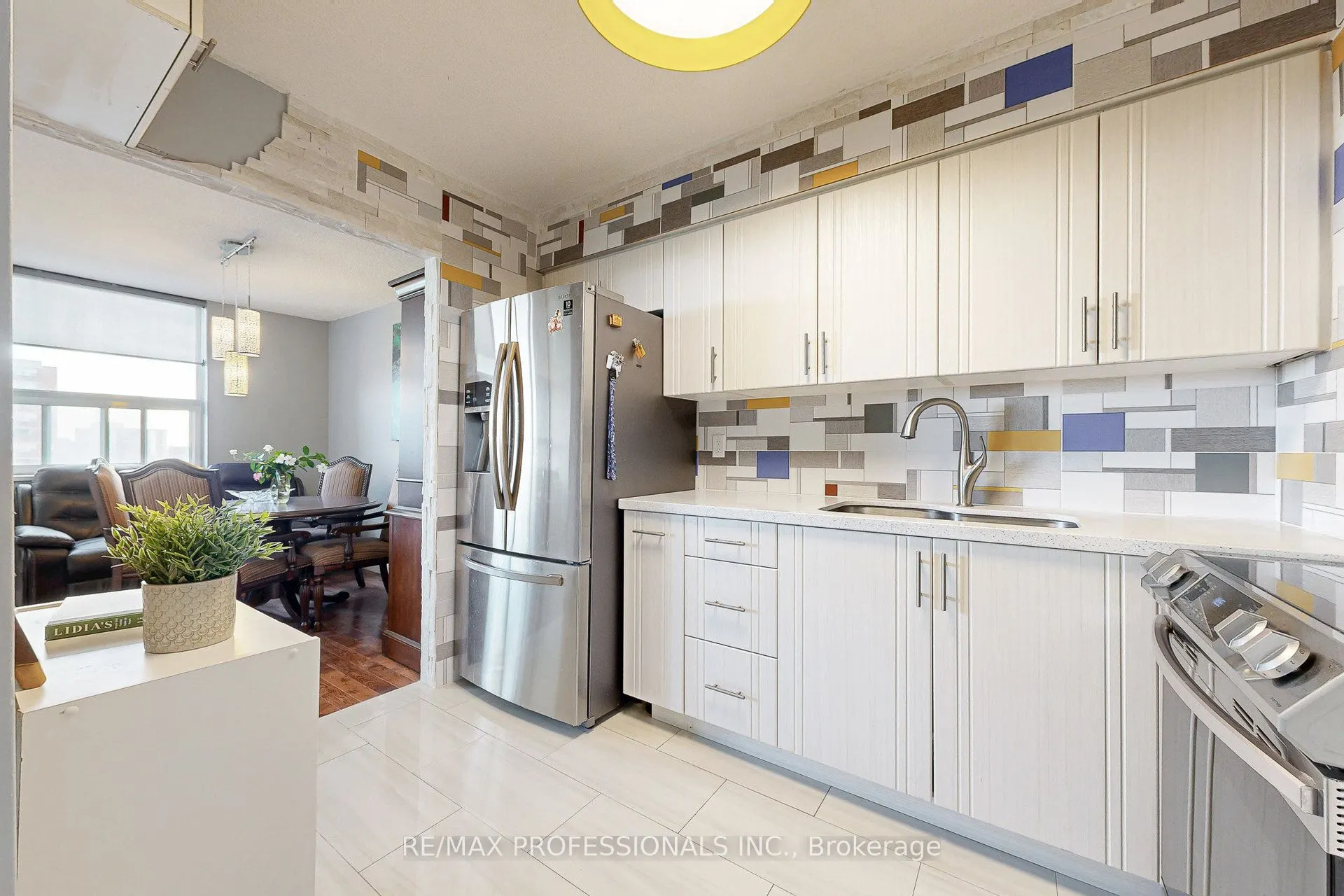 151 La Rose Avenue, #907