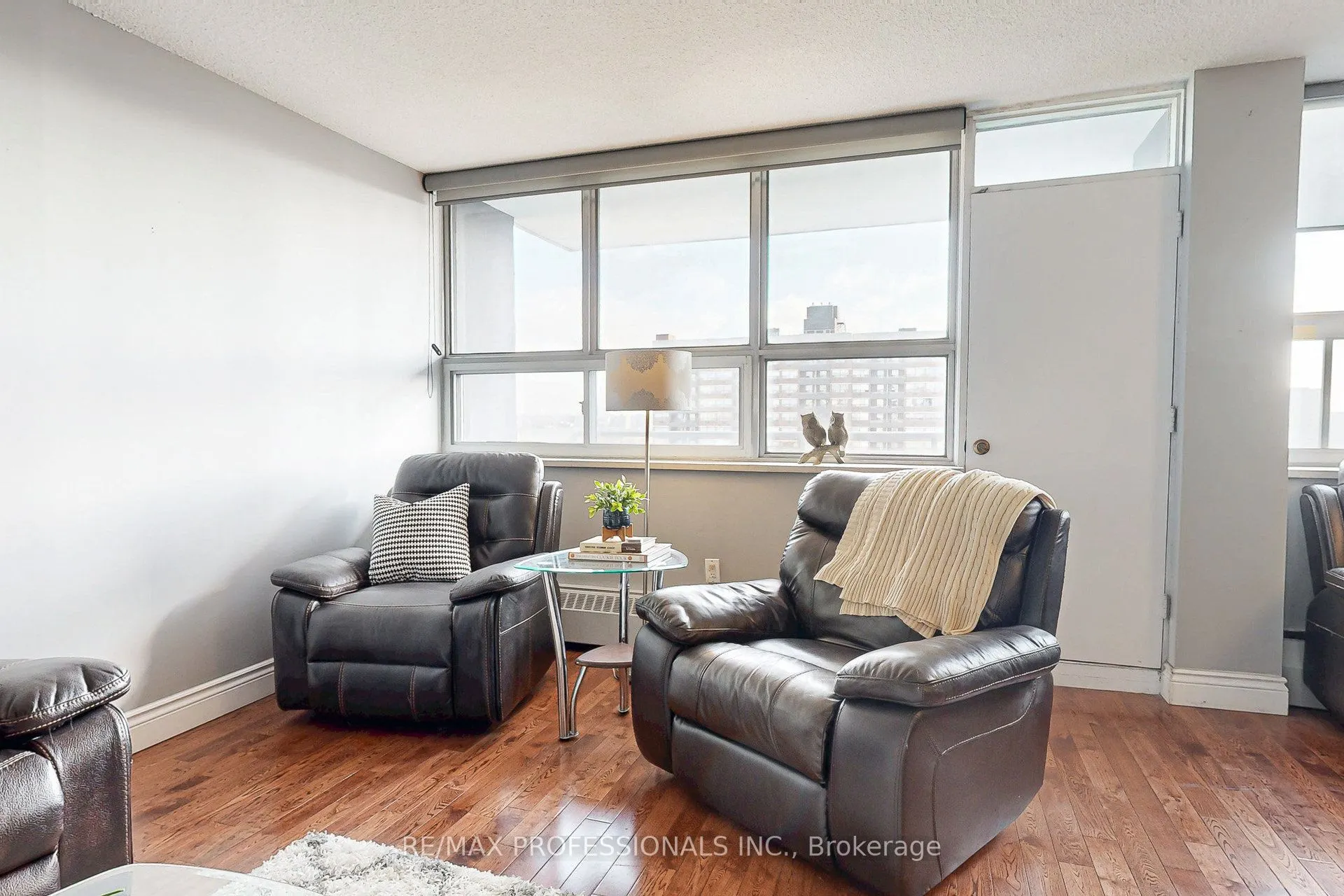 151 La Rose Avenue, #907