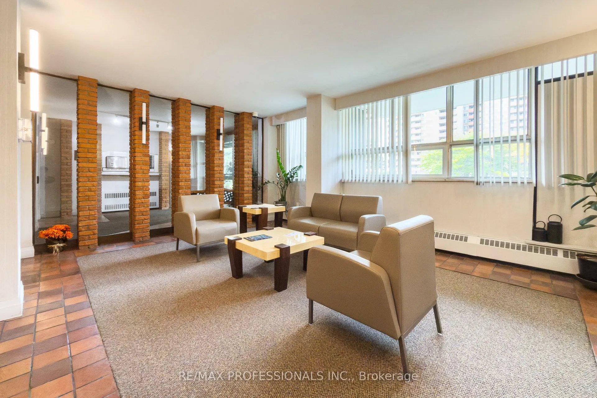 151 La Rose Avenue, #907