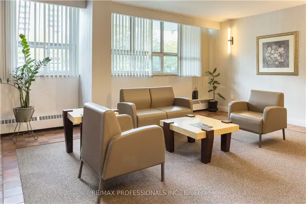 151 La Rose Avenue, #907