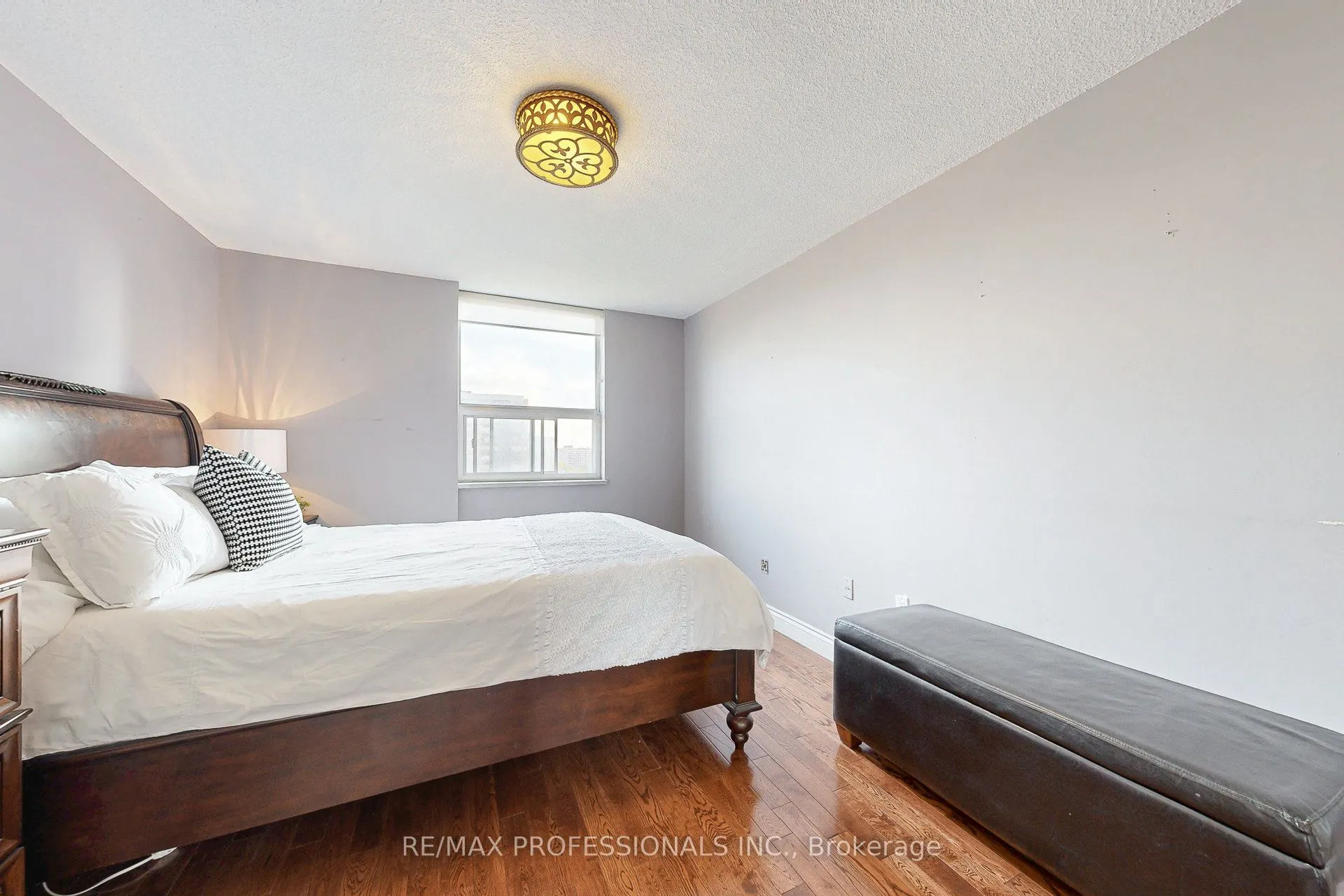 151 La Rose Avenue, #907