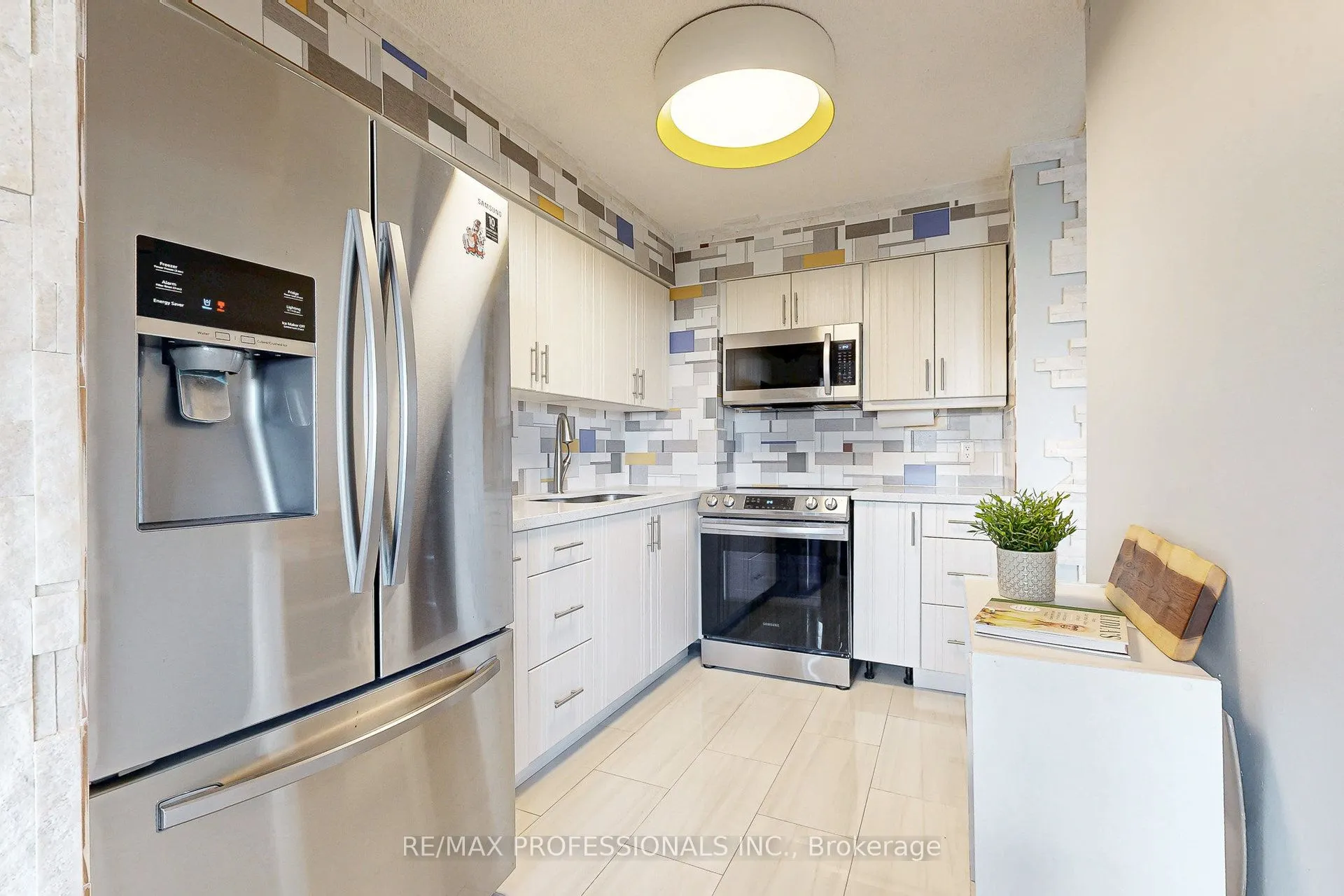 151 La Rose Avenue, #907