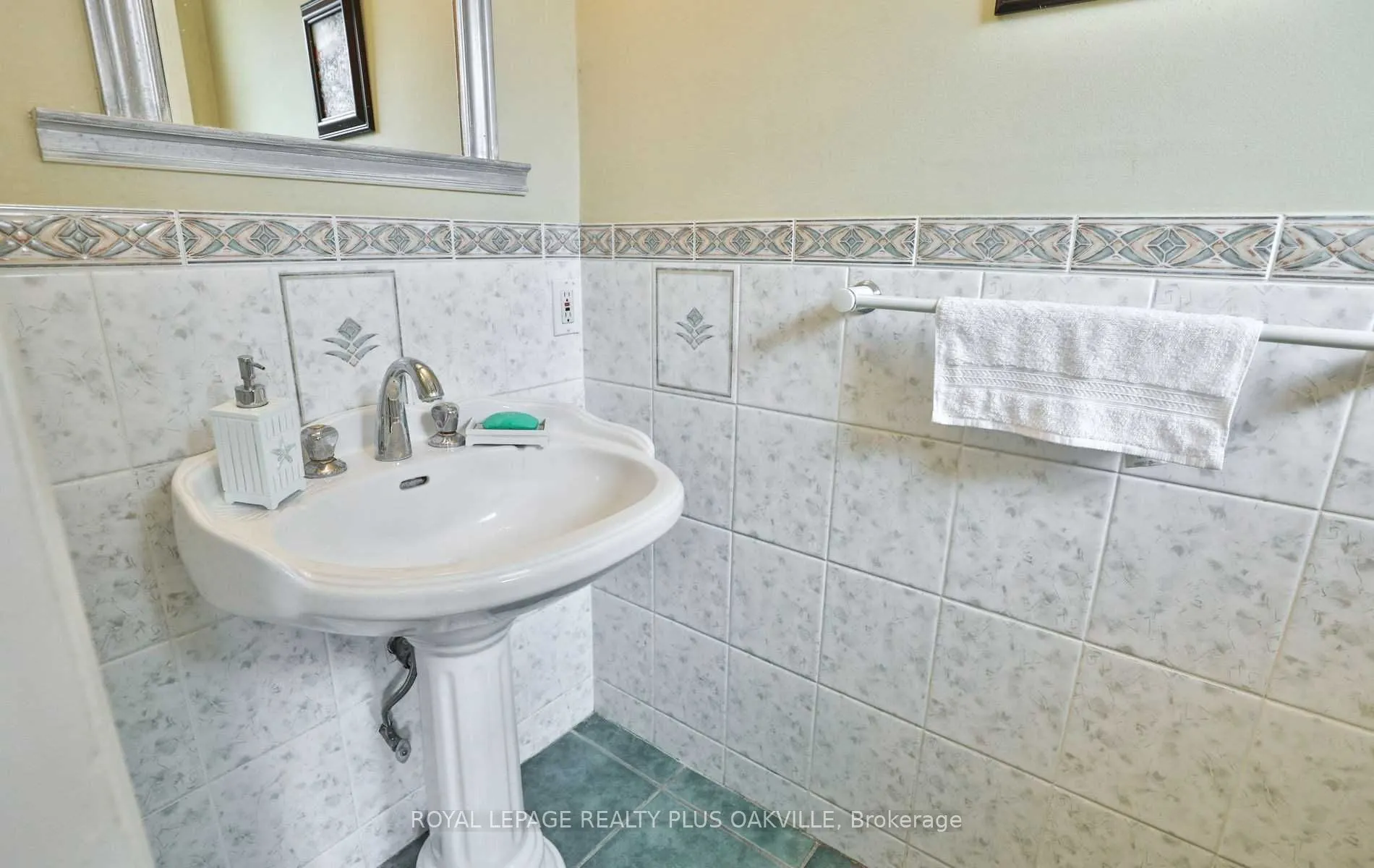 2100 Waycross Crescent