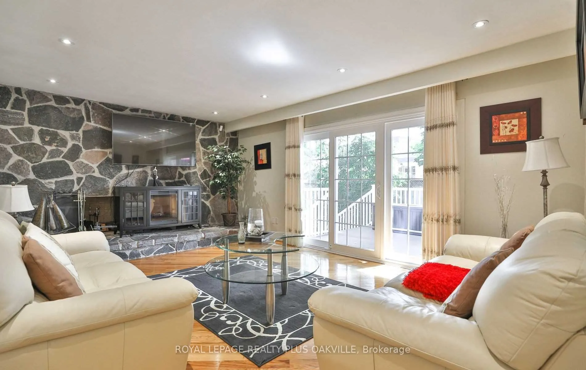 2100 Waycross Crescent