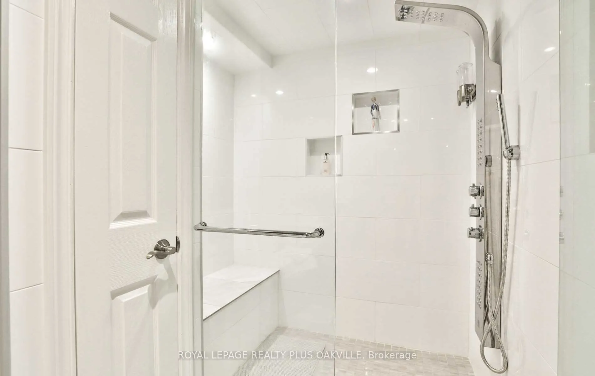 2100 Waycross Crescent