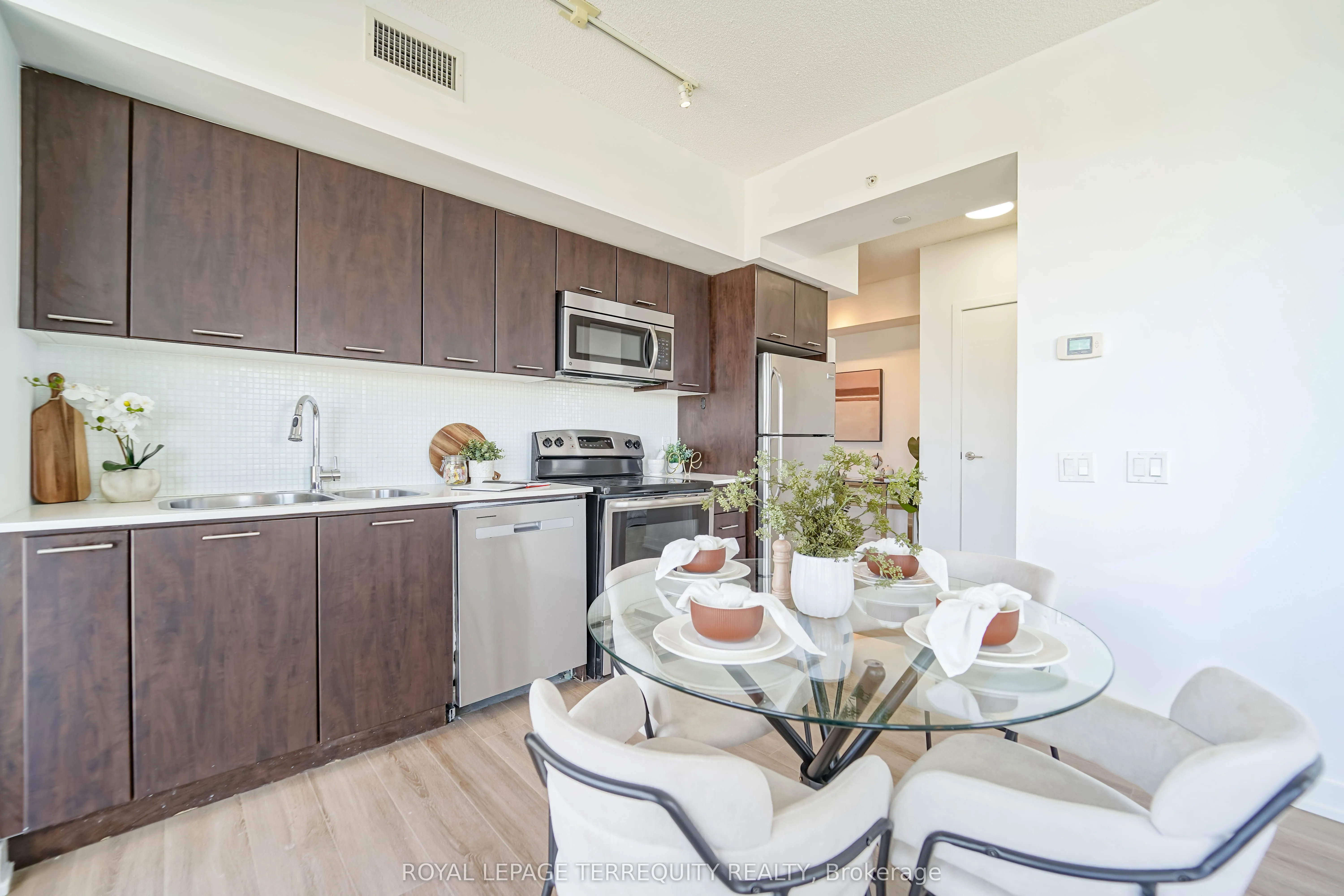 2200 Lakeshore Boulevard W, #4007