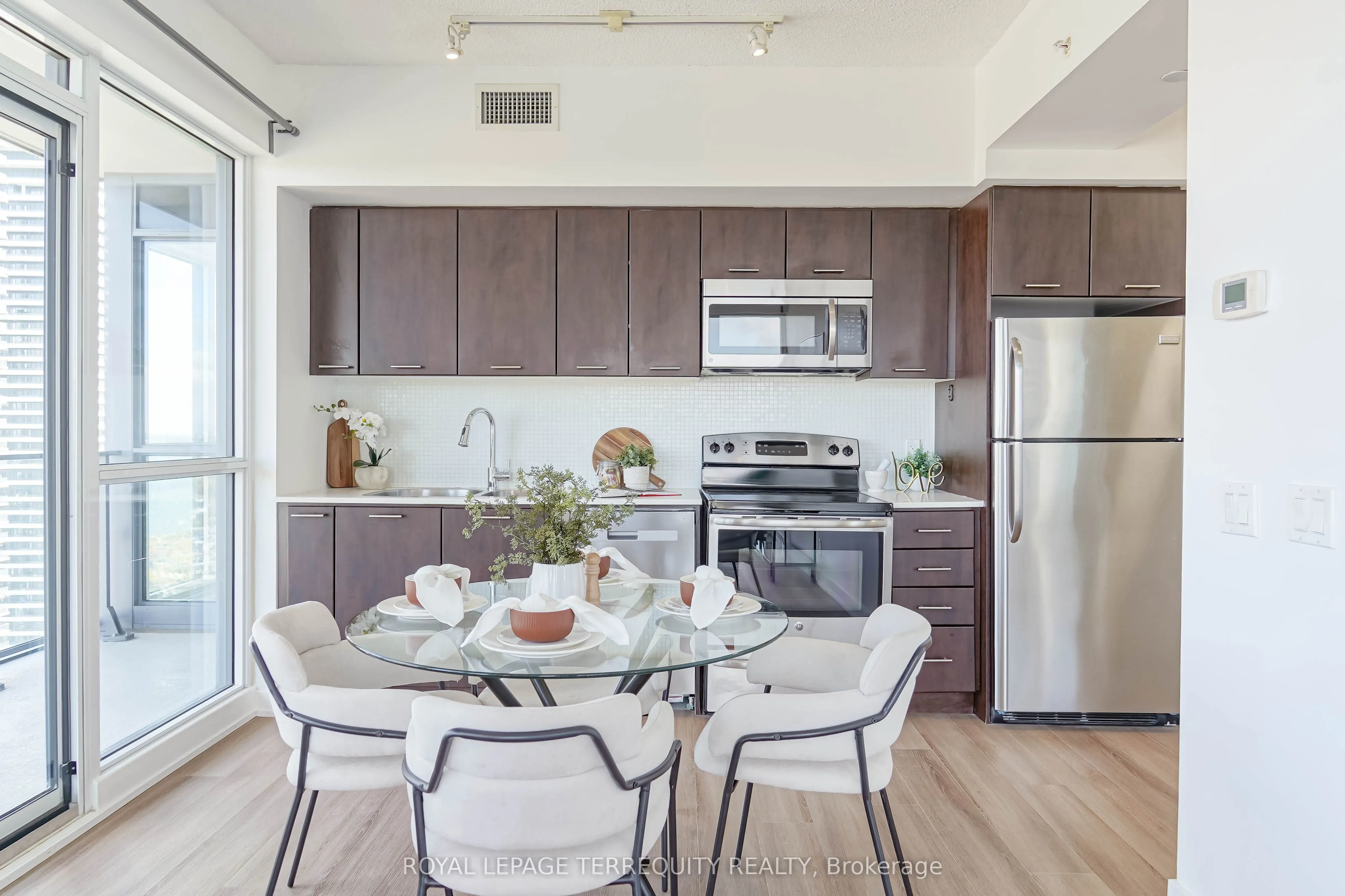 2200 Lakeshore Boulevard W, #4007