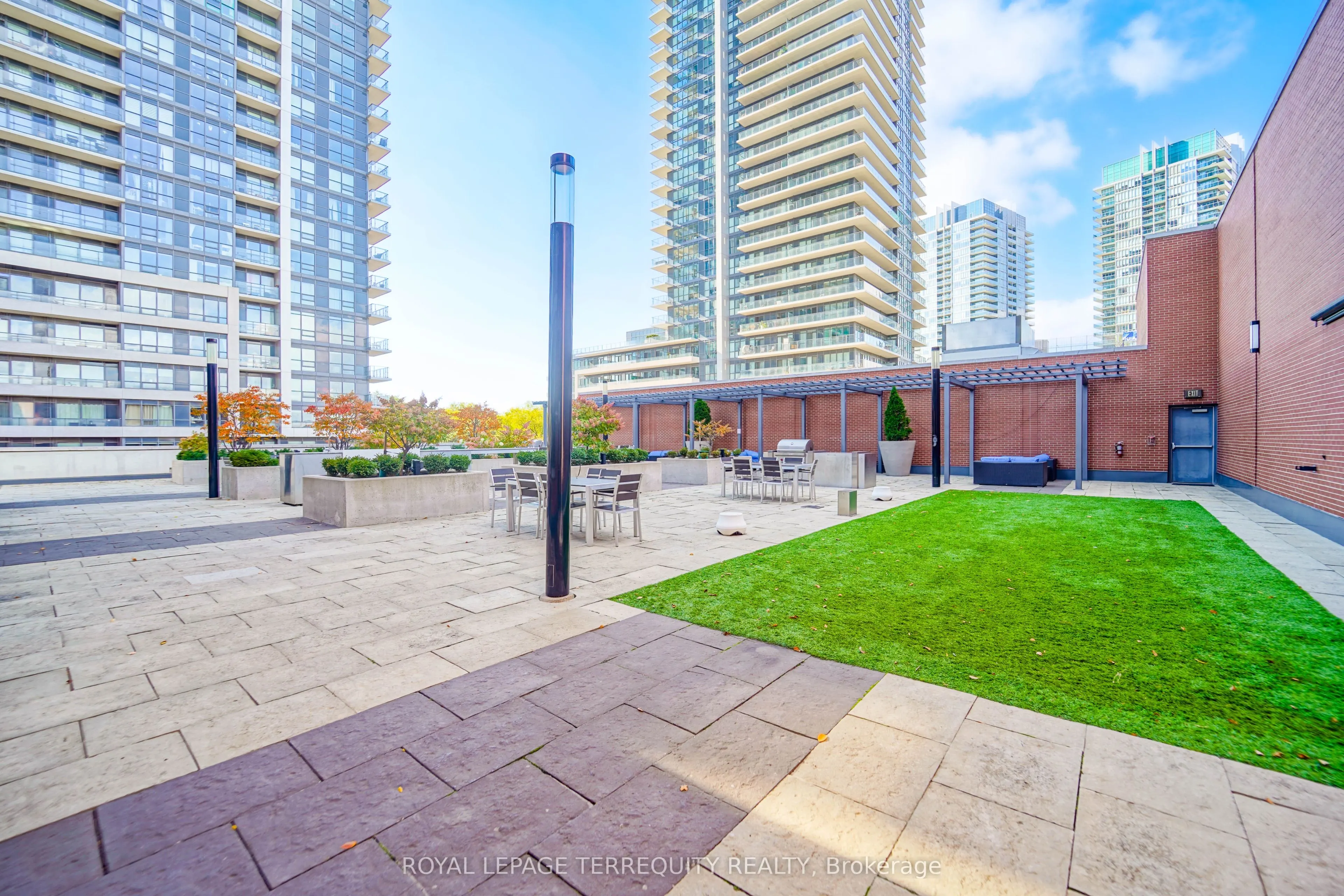 2200 Lakeshore Boulevard W, #4007