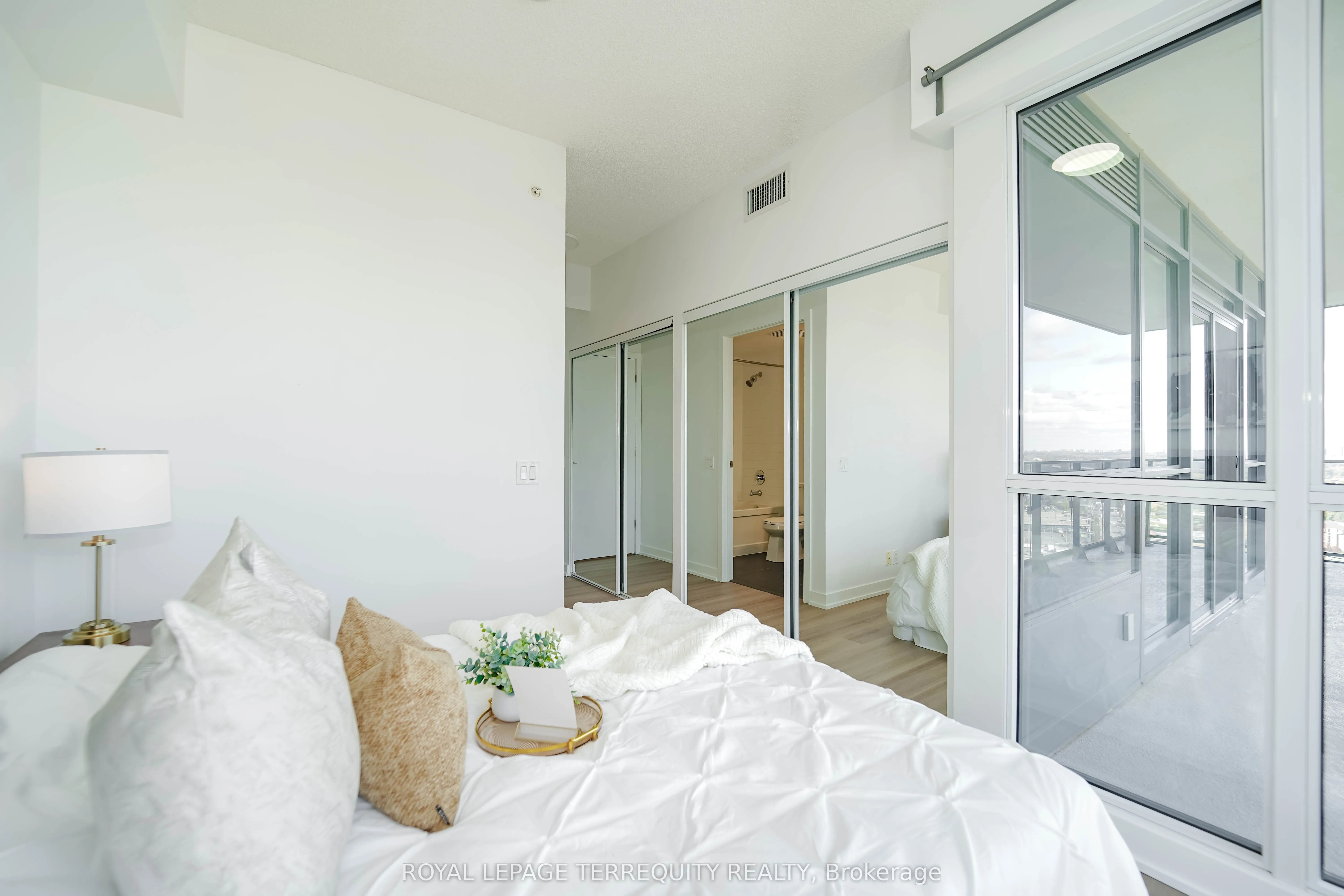 2200 Lakeshore Boulevard W, #4007