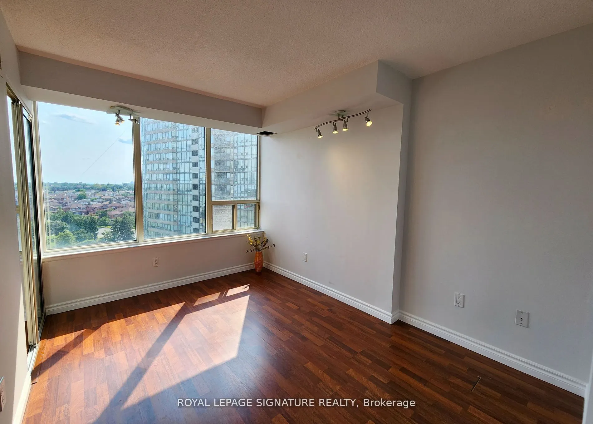 330 Rathburn Road W, #901