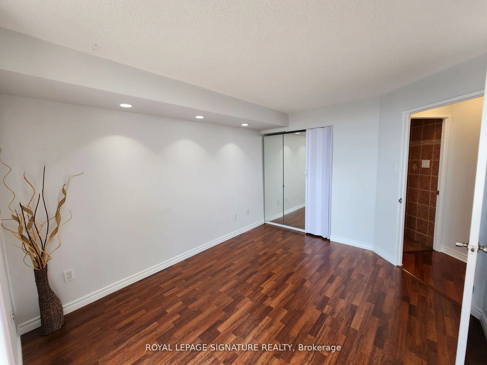 330 Rathburn Road W, #901