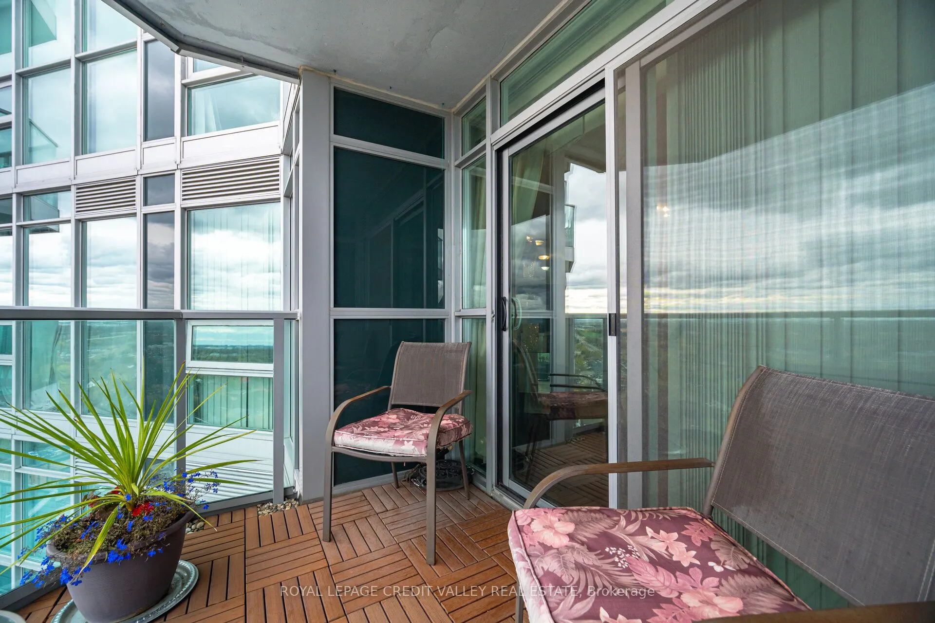 9 George Street N, #2407