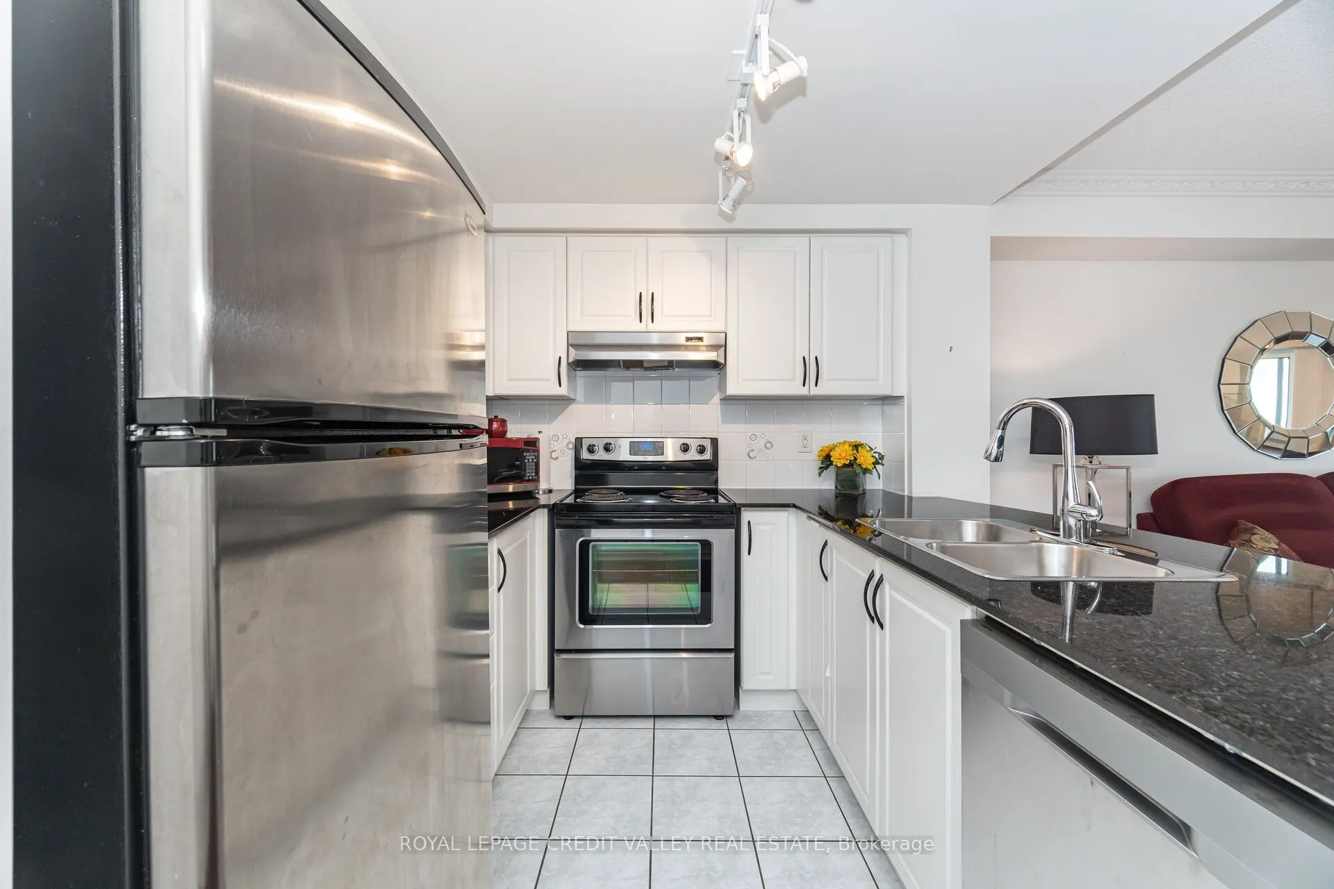 9 George Street N, #2407