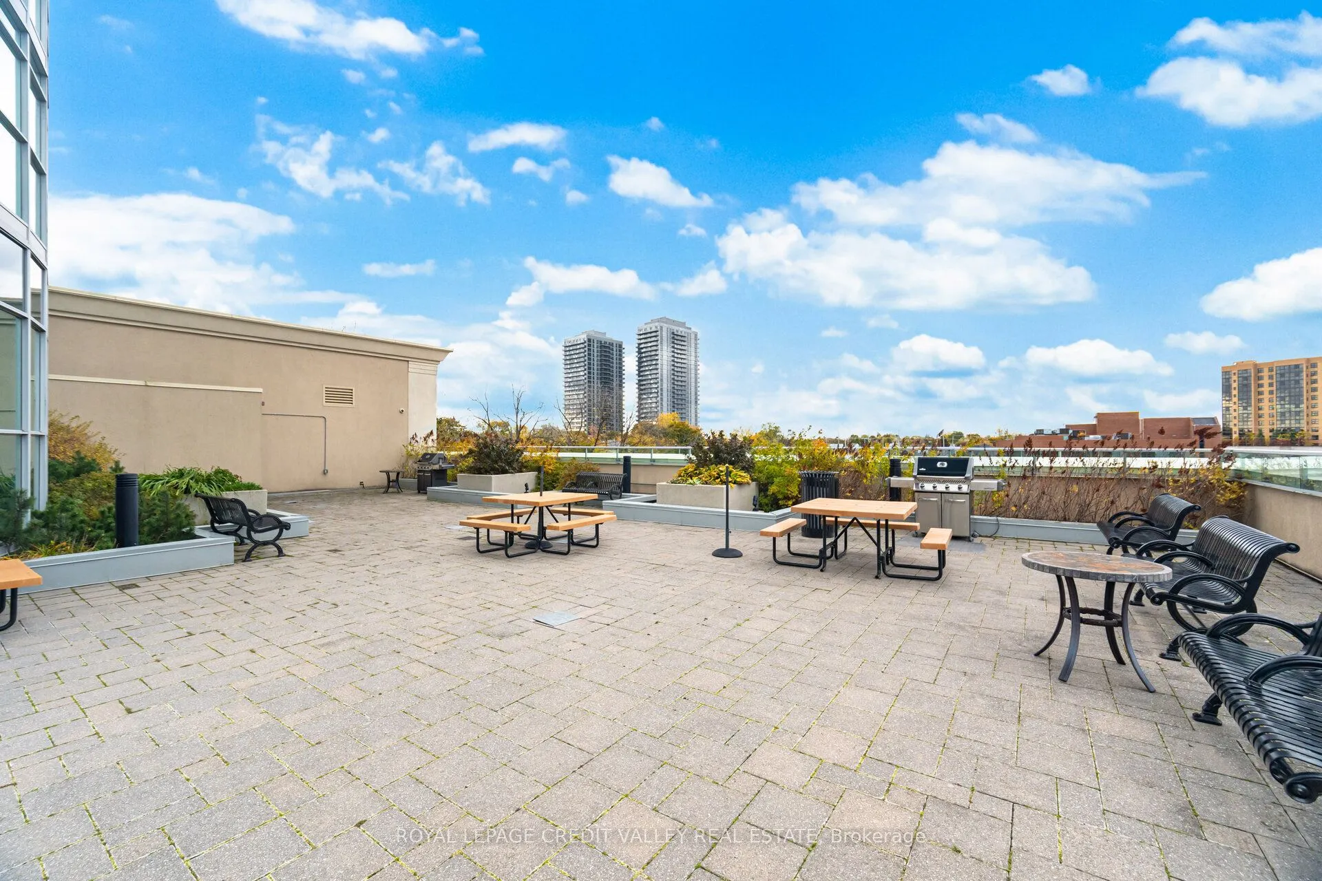 9 George Street N, #2407