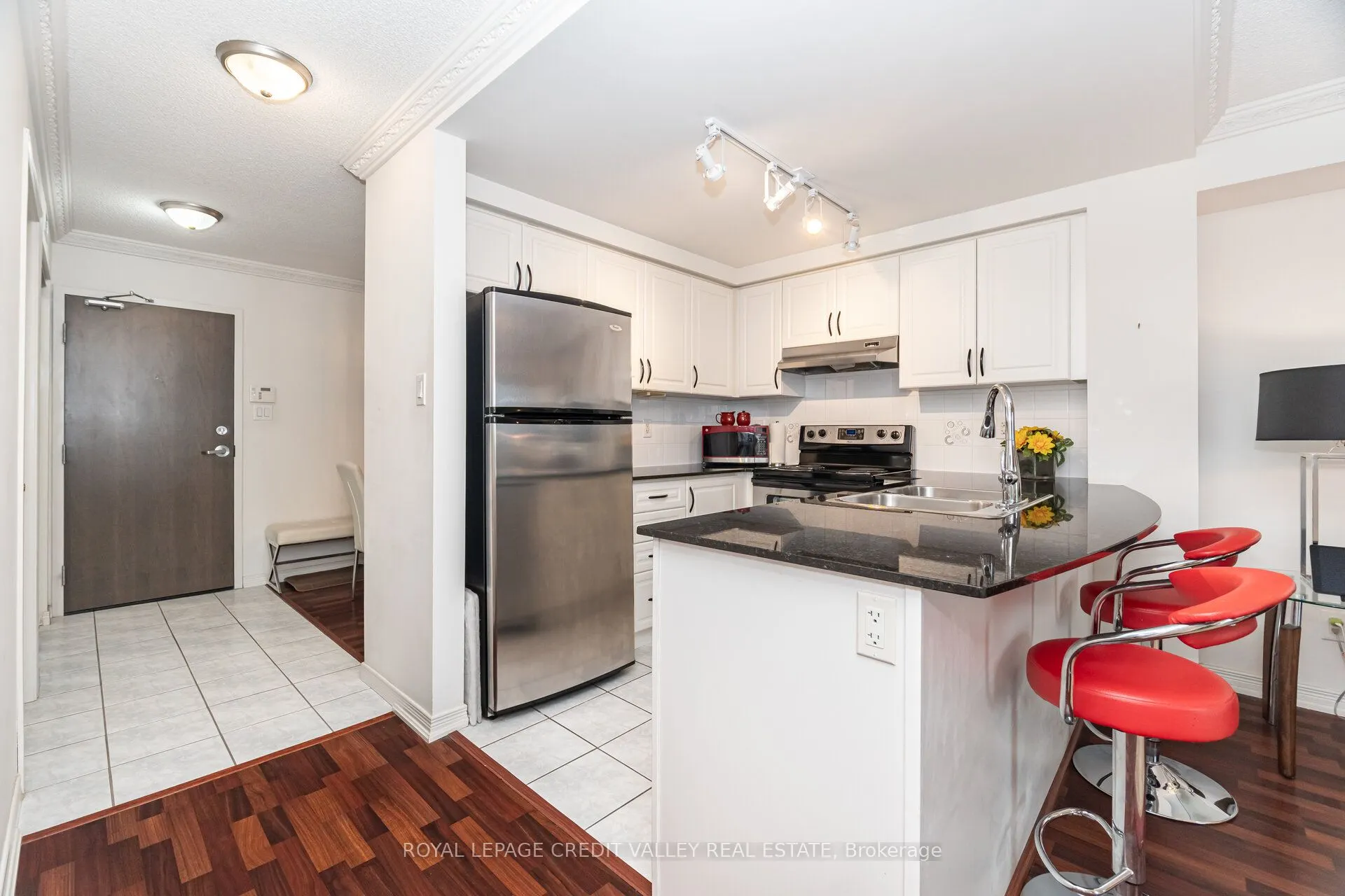 9 George Street N, #2407