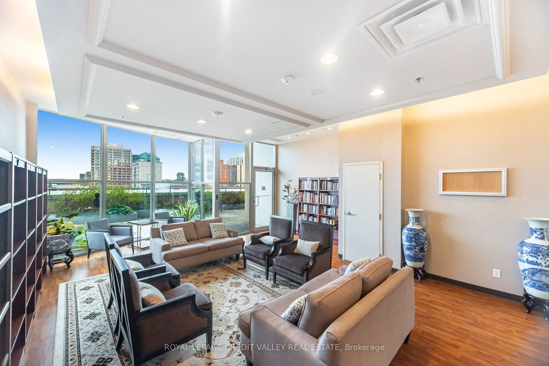 9 George Street N, #2407