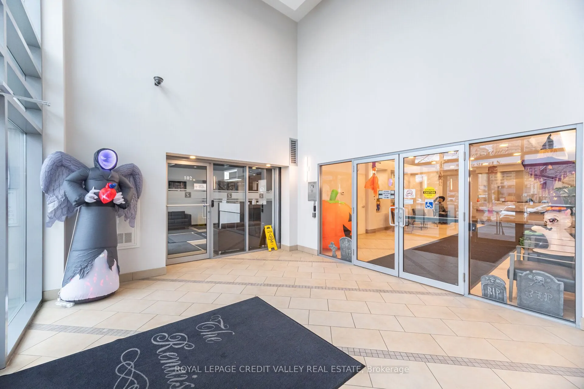 9 George Street N, #2407