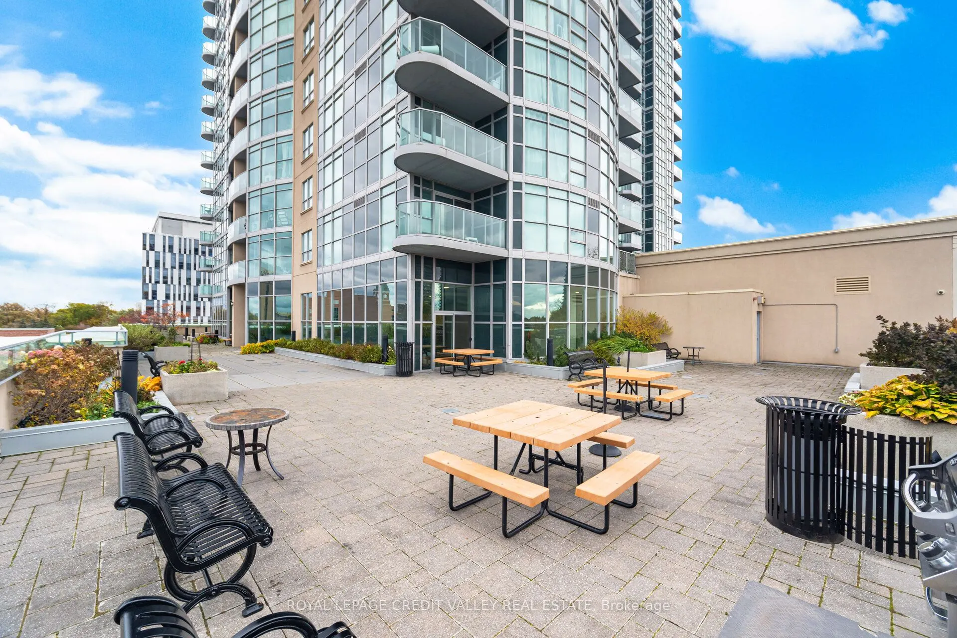 9 George Street N, #2407