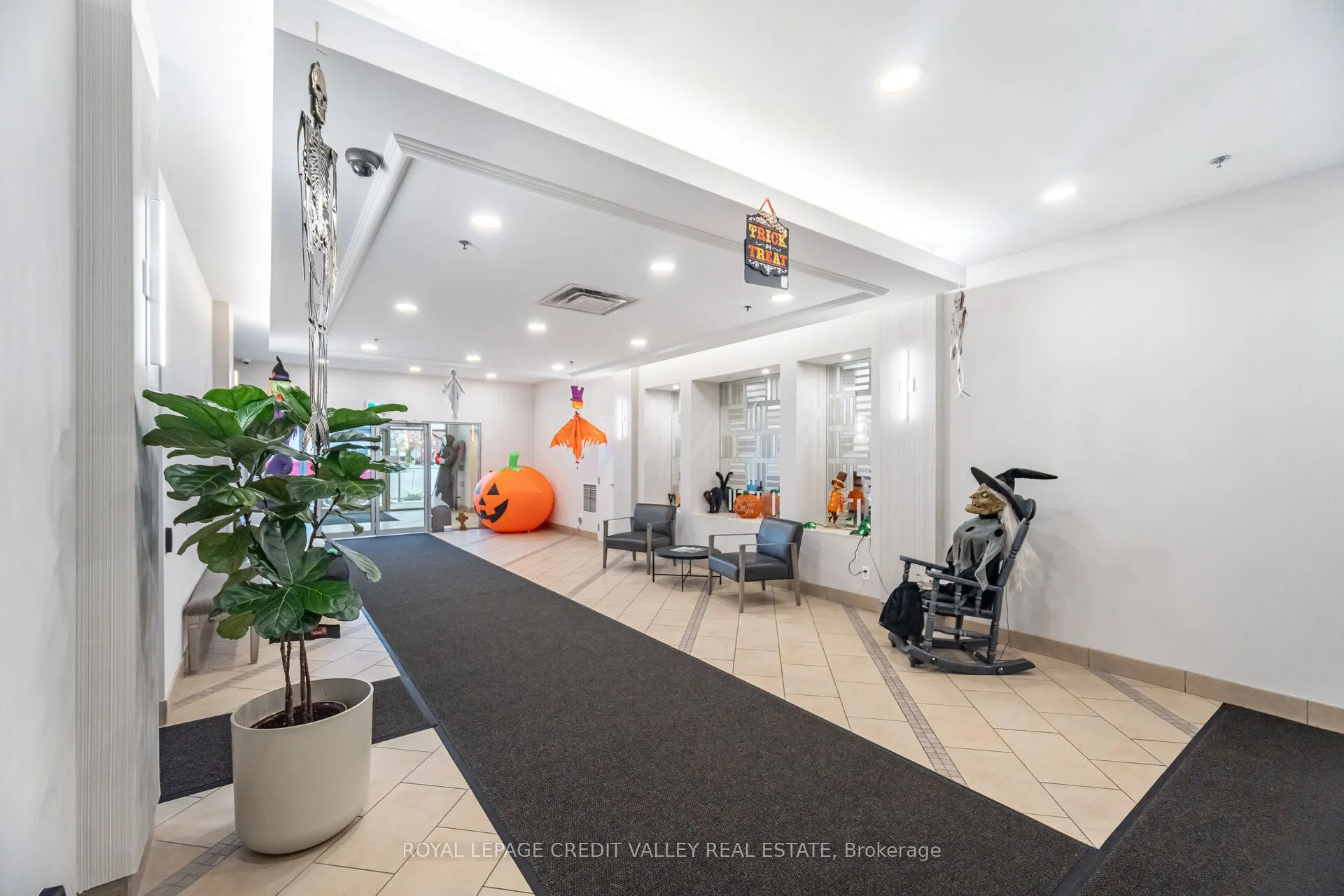 9 George Street N, #2407